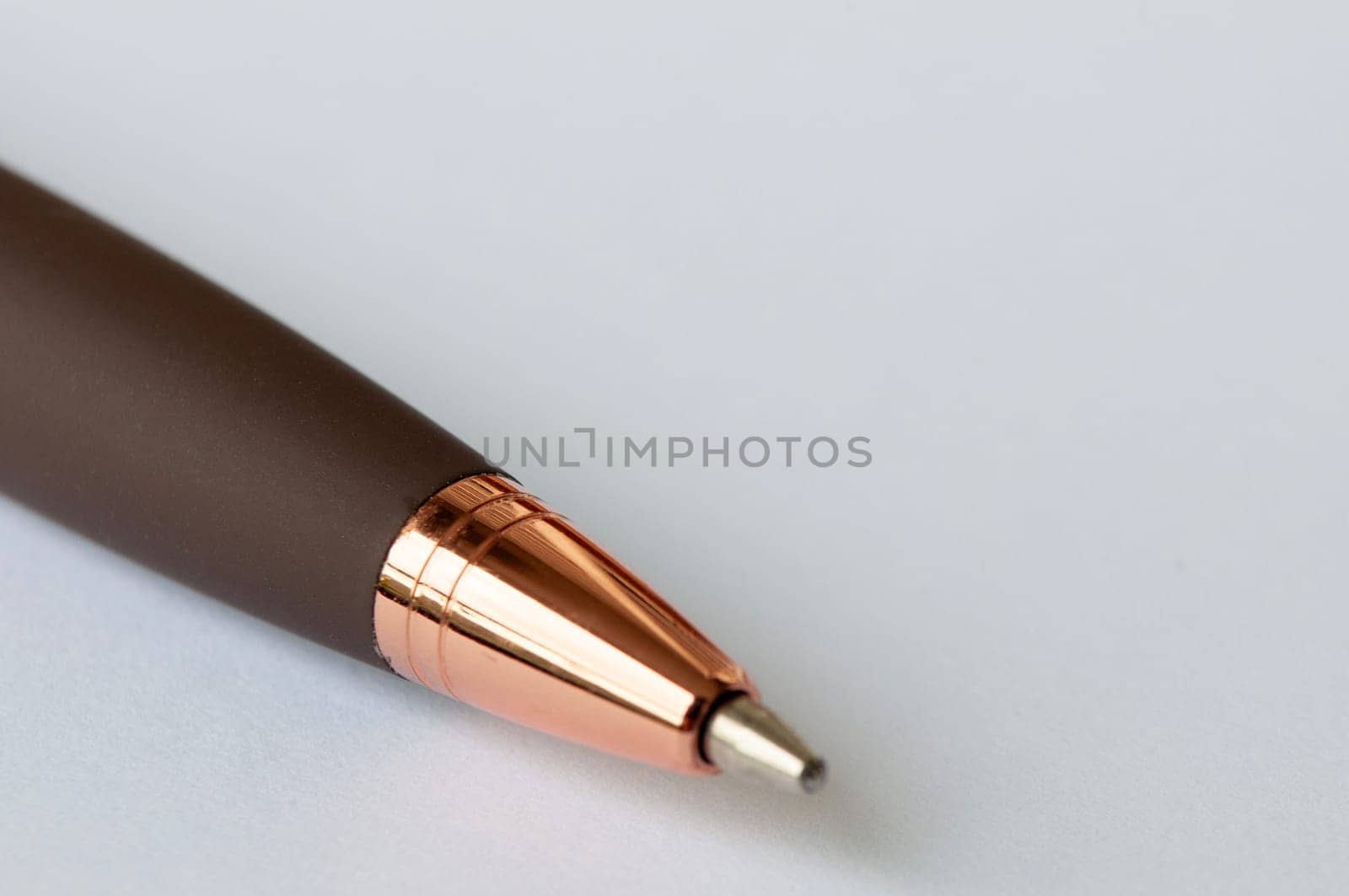 Close-up of pen on white notepad with customizable space for text or ideas.