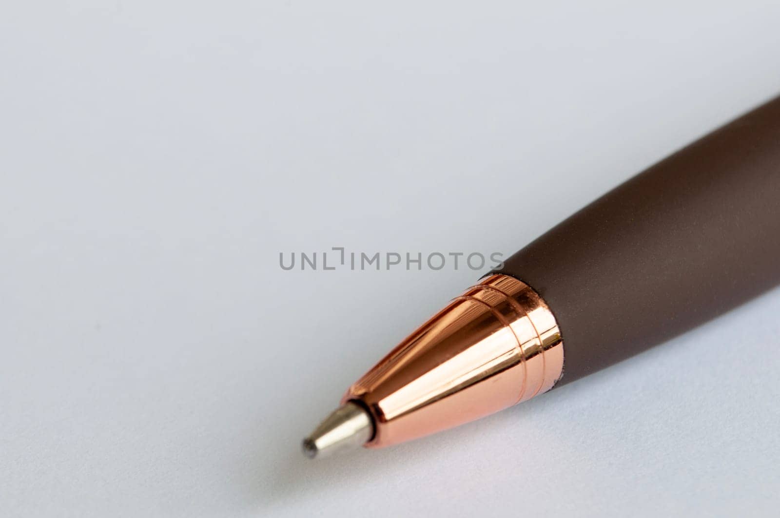 Close-up of pen on white notepad with customizable space for text.