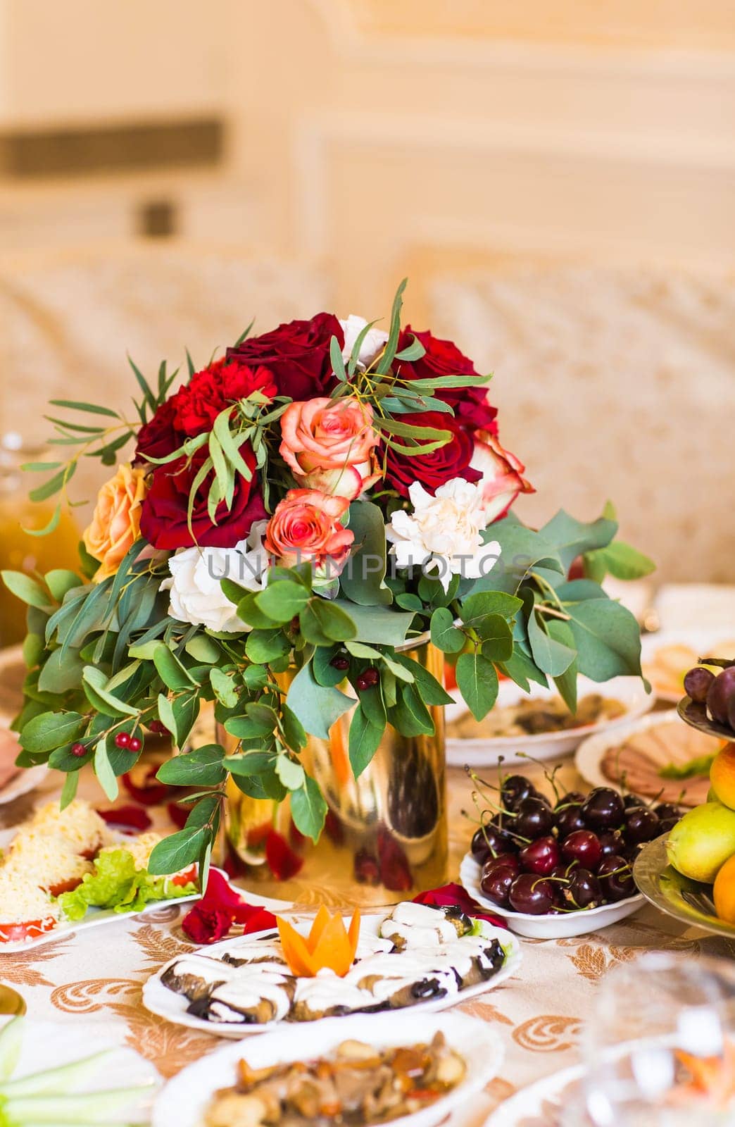 Floral decoration on festive table. floral arrangement in the design of a festive table