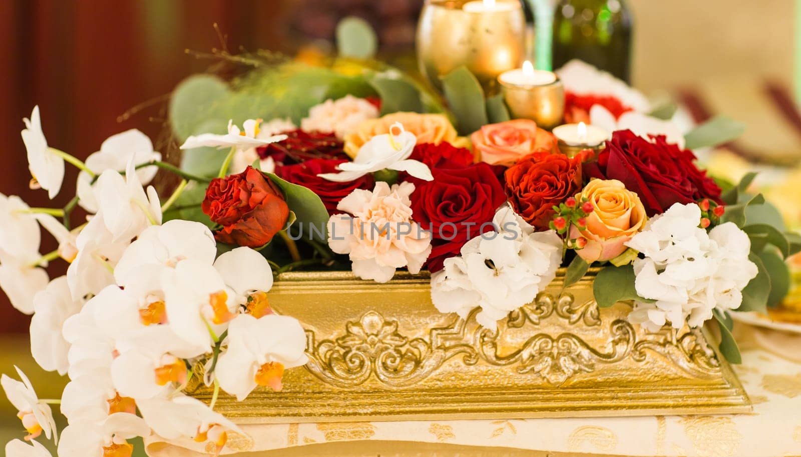 Floral decoration on festive table. floral arrangement in the design of a festive table