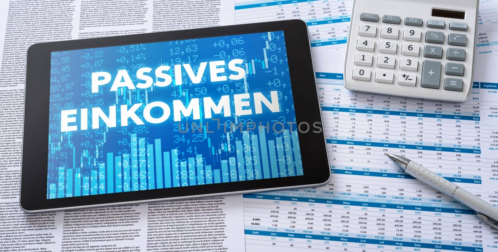 A tablet with financial documents - Passive Income in german - Passives Einkommen