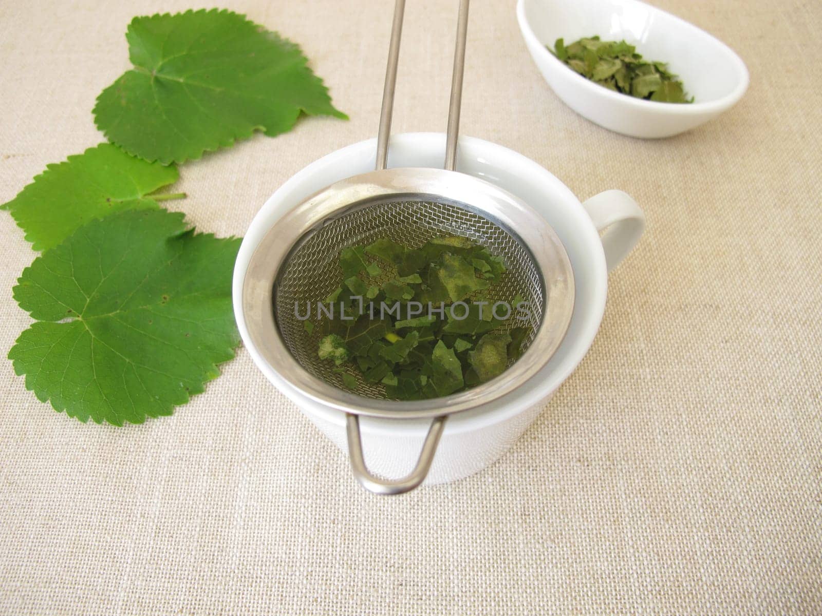 Mulberry leaf tea with tea strainer: tea from dried white mulberry leaves