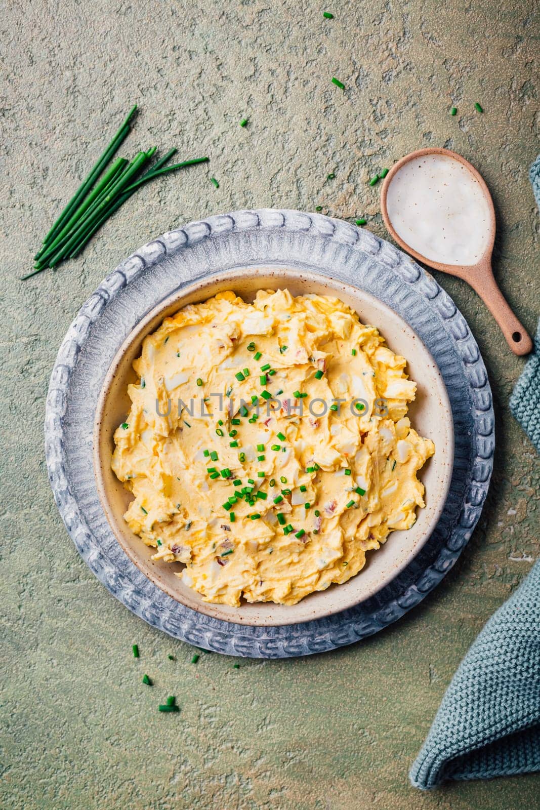 Egg spread with cream cheese, egg and chives
