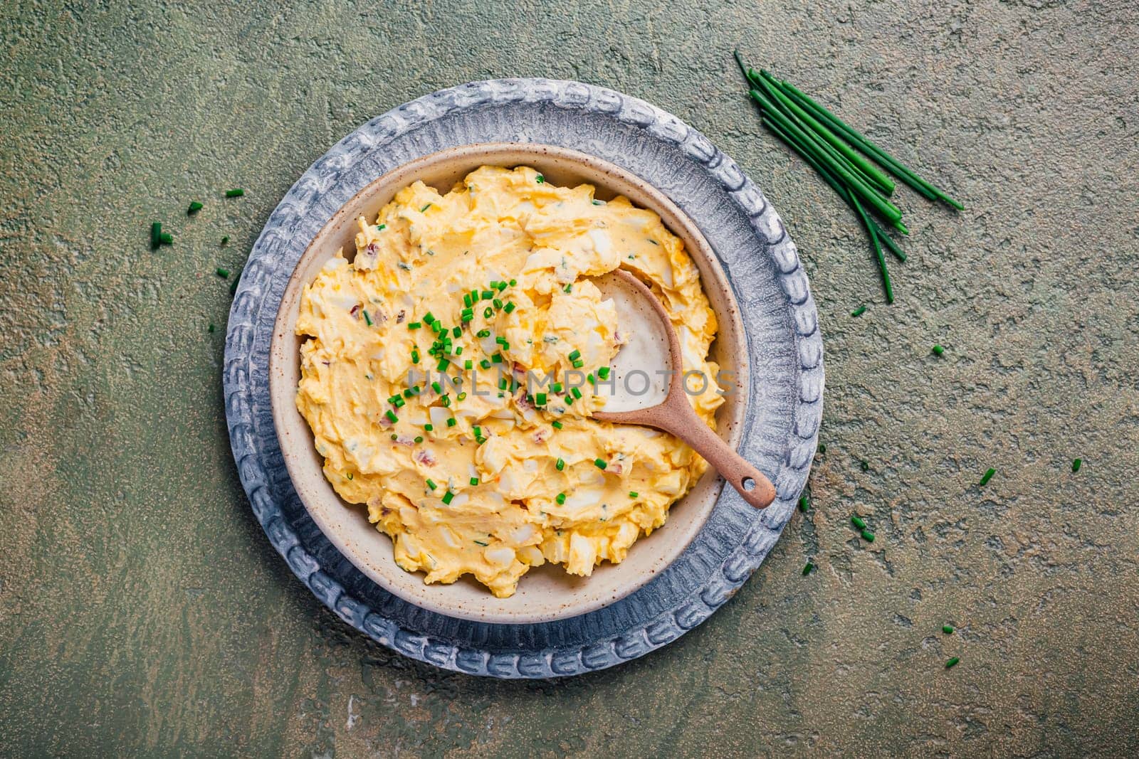 Egg spread with cream cheese, egg and chives
