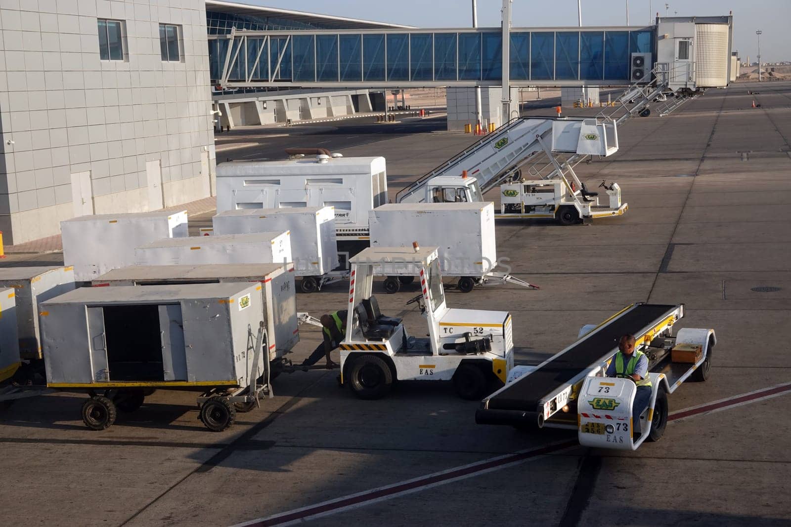 Gepäck-Container am Flughafen Hurghada, Ägypten