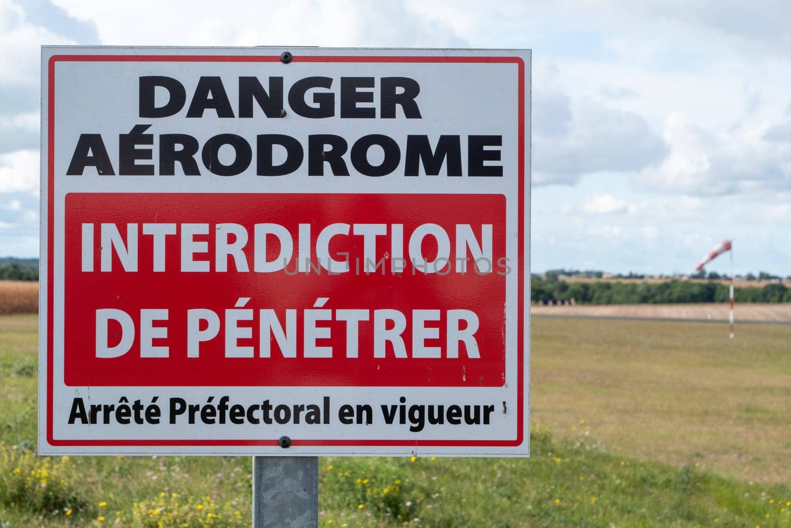 Warning sign for an active airfield and to keep out