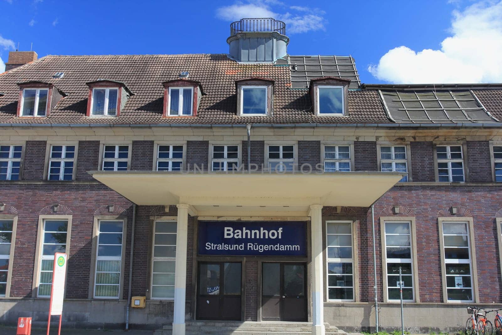 The Ruegendamm station is located a few meters in front of the Ziegelgrabenbridge on the square of the 17th of June