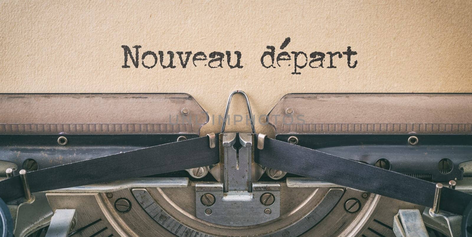 Text written with a vintage typewriter - New beginning in french - Nouveau départ