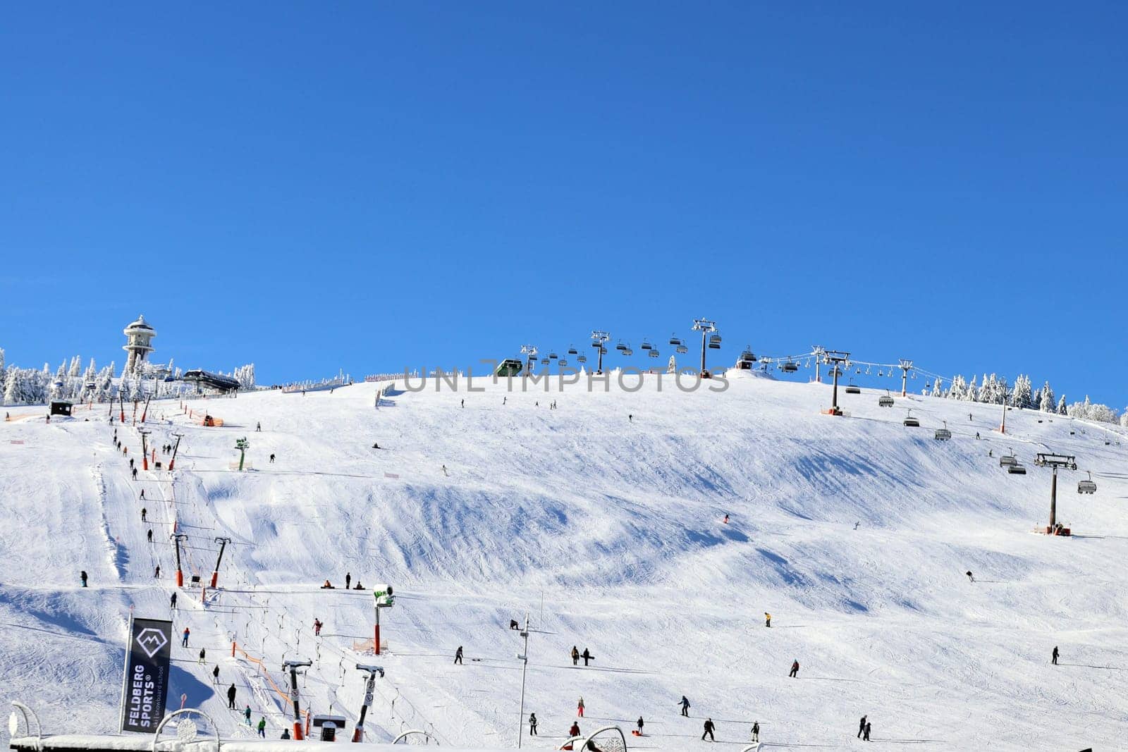 Feldberg - Opening of the winter sports season 2023-24  In picture-perfect weather with blue skies,pure sunshine and over half a metre of snow,the ski season was opened on the 1,493-metre-high Feldberg (Breisgau-Hochschwarzwald district). Several hundred winter sports enthusiasts frolicked in the snow on skis and snowboards. Others took the opportunity for a first winter walk or a toboggan ride in a dreamlike snow-covered winter landscape on the Höchsten. But in the next few days the weather is expected to become more unstable again