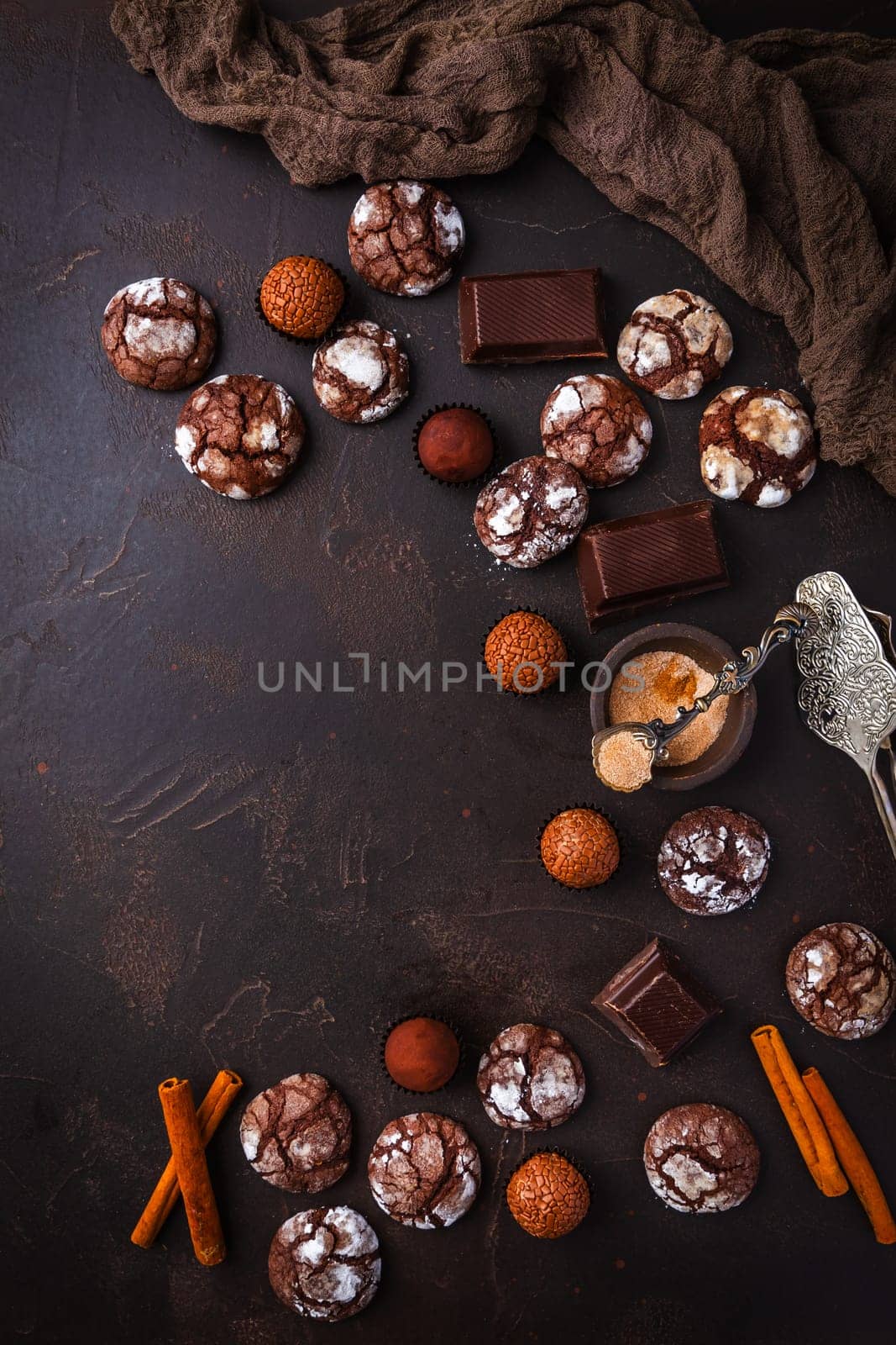 Homemade Chocolate Crinkle Cookies with chocolates with chocolate and cinnamon, Christmas cookies and sweetmeats