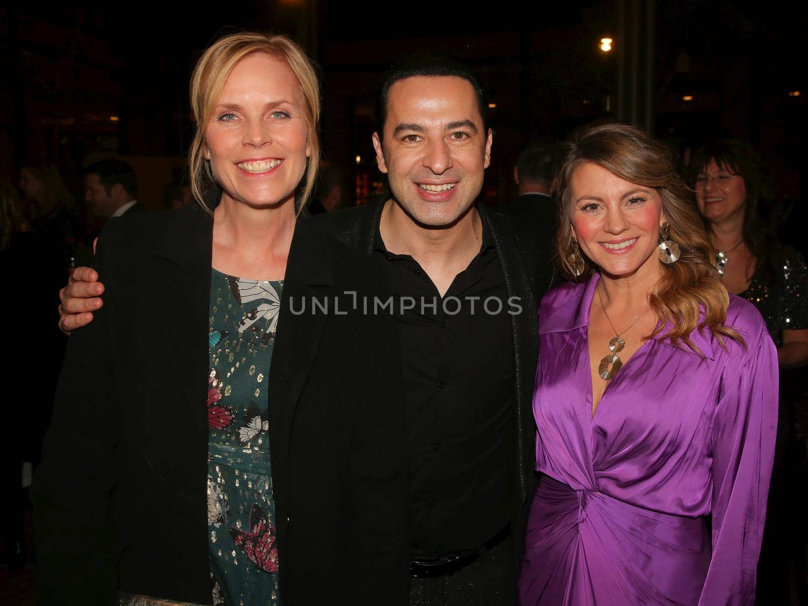 Melanie Marschke , Bülent Ceylan und Luise Bähr bei 29. Jose Carreras Gala 2023 am 14.12.2023 in Media City Leipzig