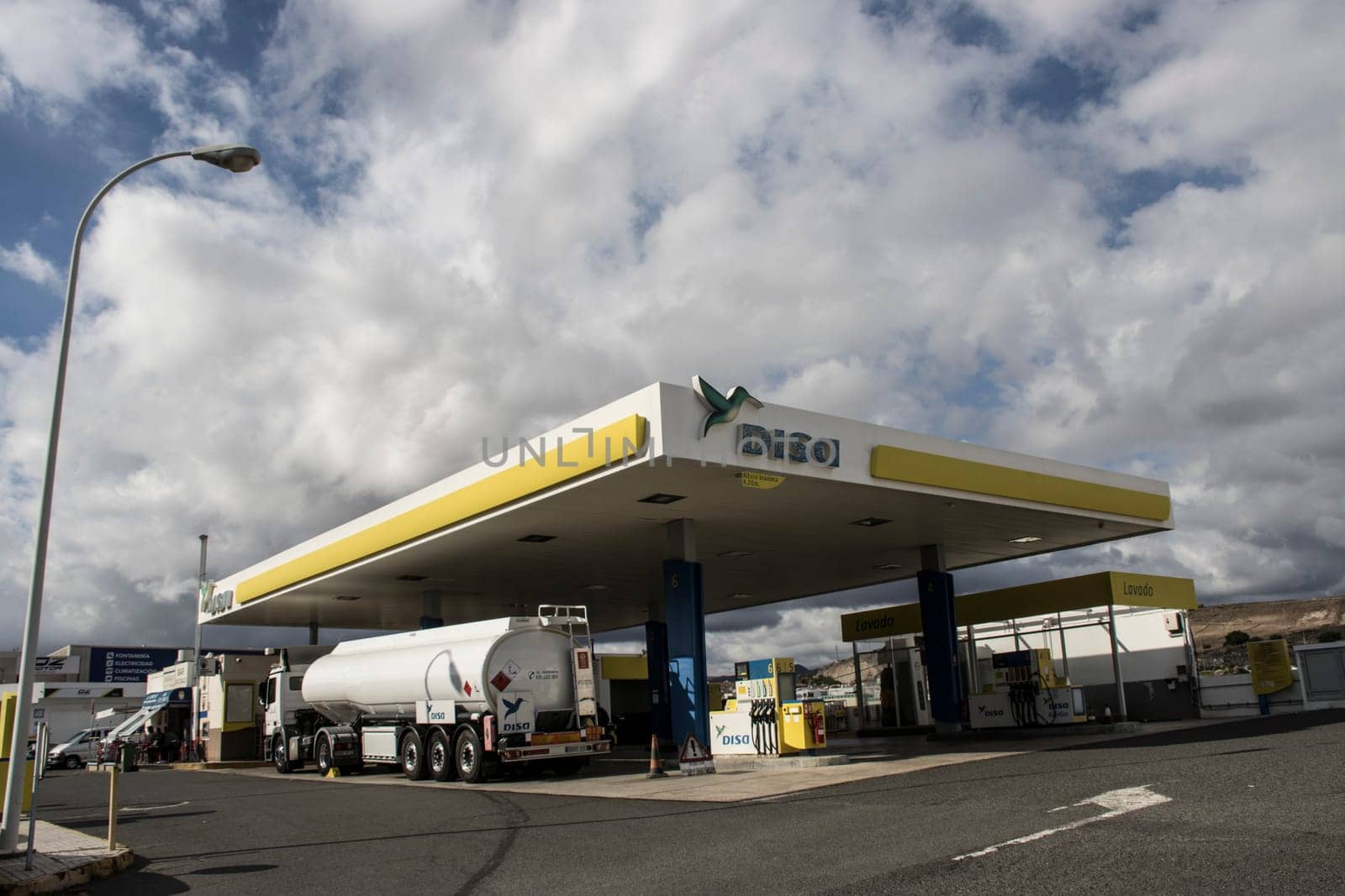 DISA-Tankstelle, Maspalomas, Gran Canaria, Spanien DISA ist das erste kanarische Unternehmen für den Vertrieb von Energieprodukten und der erste unabhängige Betreiber von Tankstellen im ganzen Land