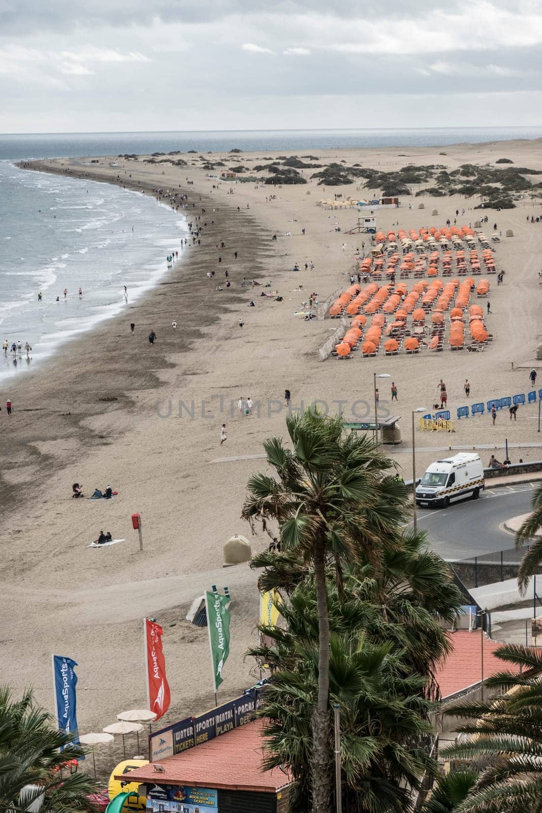 bewölkter Himmel über der Playa del Ingles, Maspalomas, Gran Canaria, Spanien