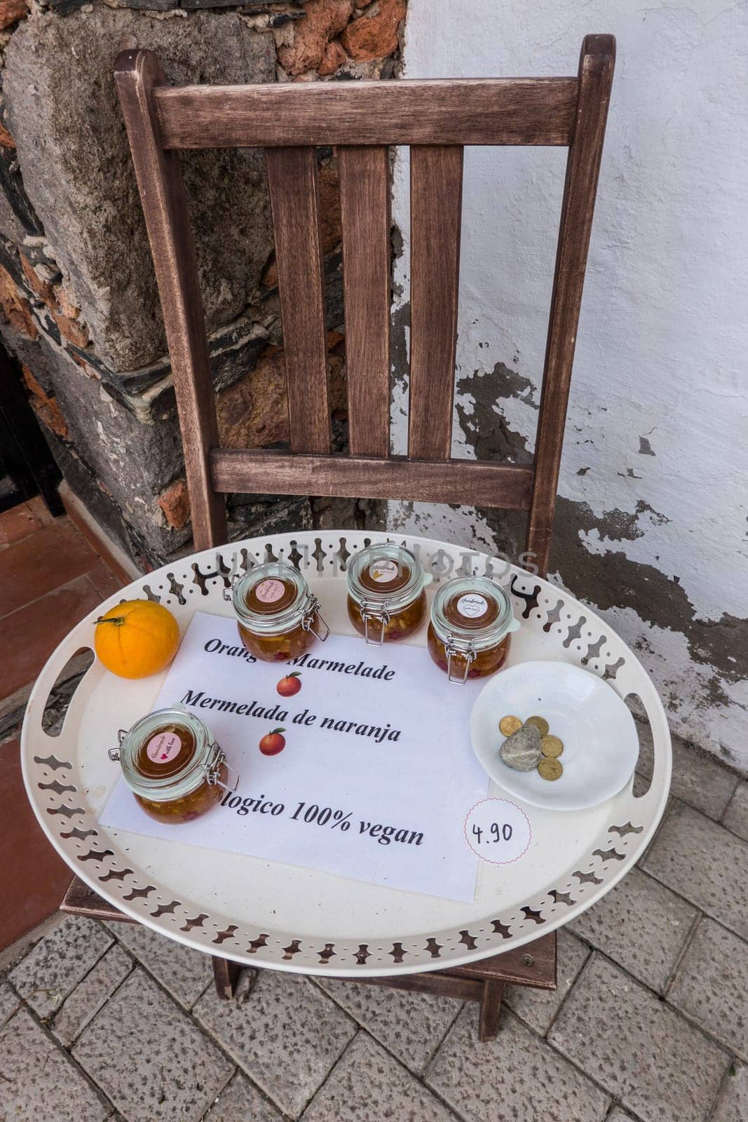 selbstgemachte Marmelade wird auf einem Stuhl vor dem Haus zum Kauf angeboten, Fataga, Gran Canaria, Spanien