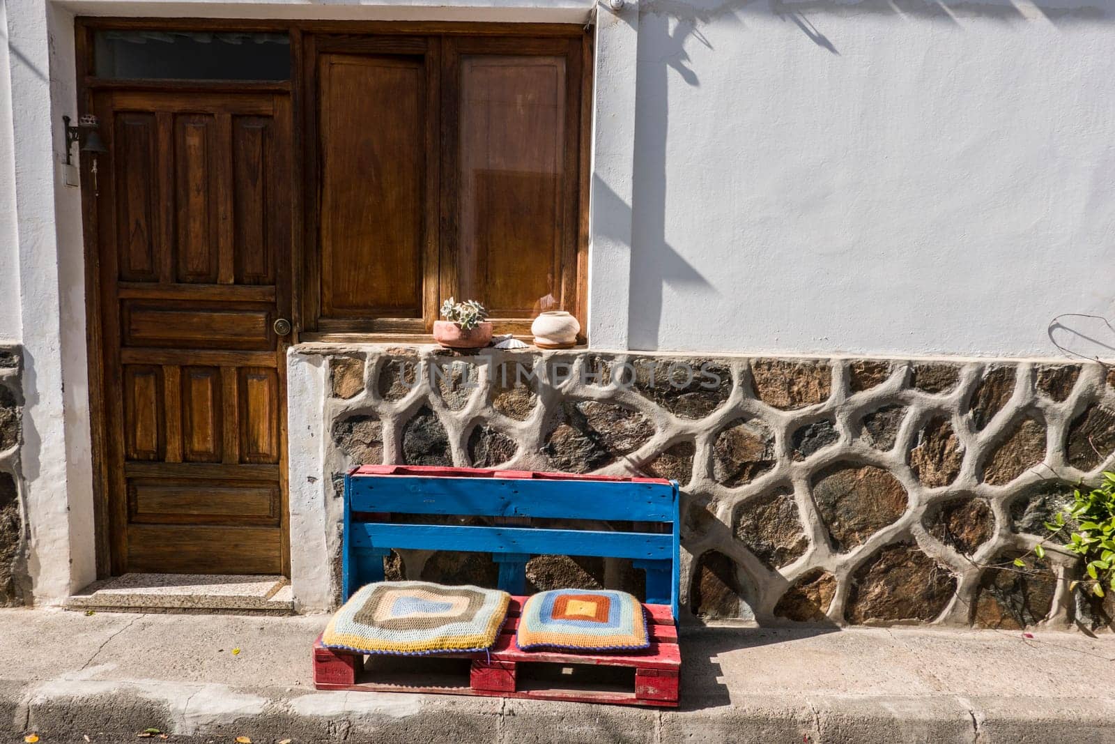 aus Paletten slbstgemachter Sitzplatz vor dem Haus, Fataga, Gran Canaria, Spanien