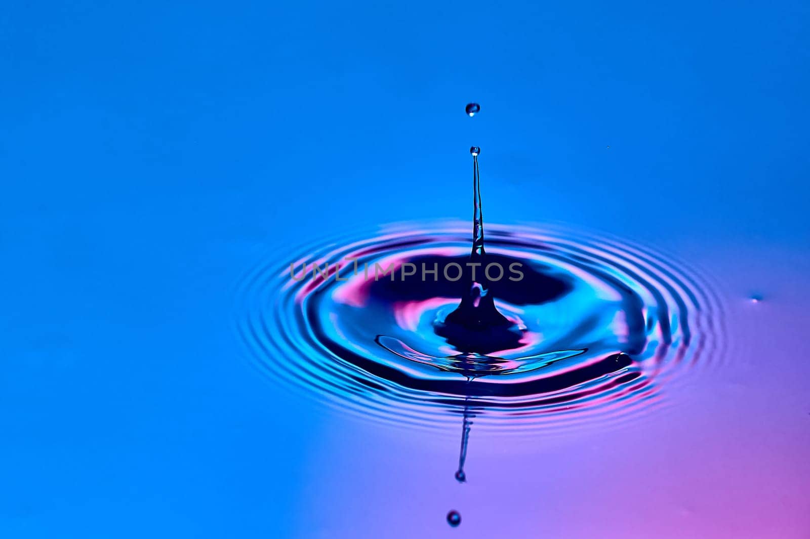 a drop of water falling into the water and creating waves. High quality photo