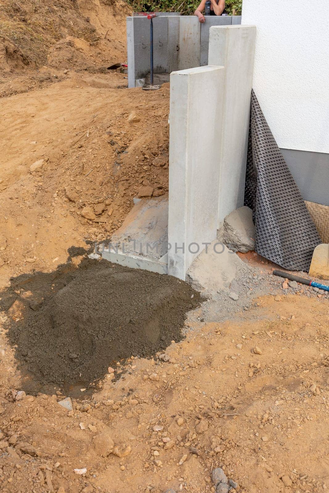installation of a L-Stone at the concrete bed with contact to the knob wall isolation at a construction site