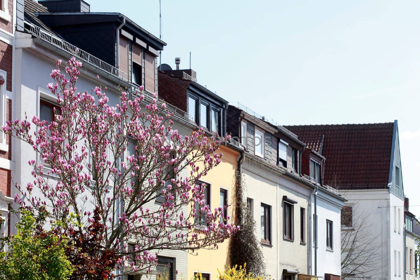 Residential buildings in spring, terraced houses, apartment buildings, Bremen, Germany