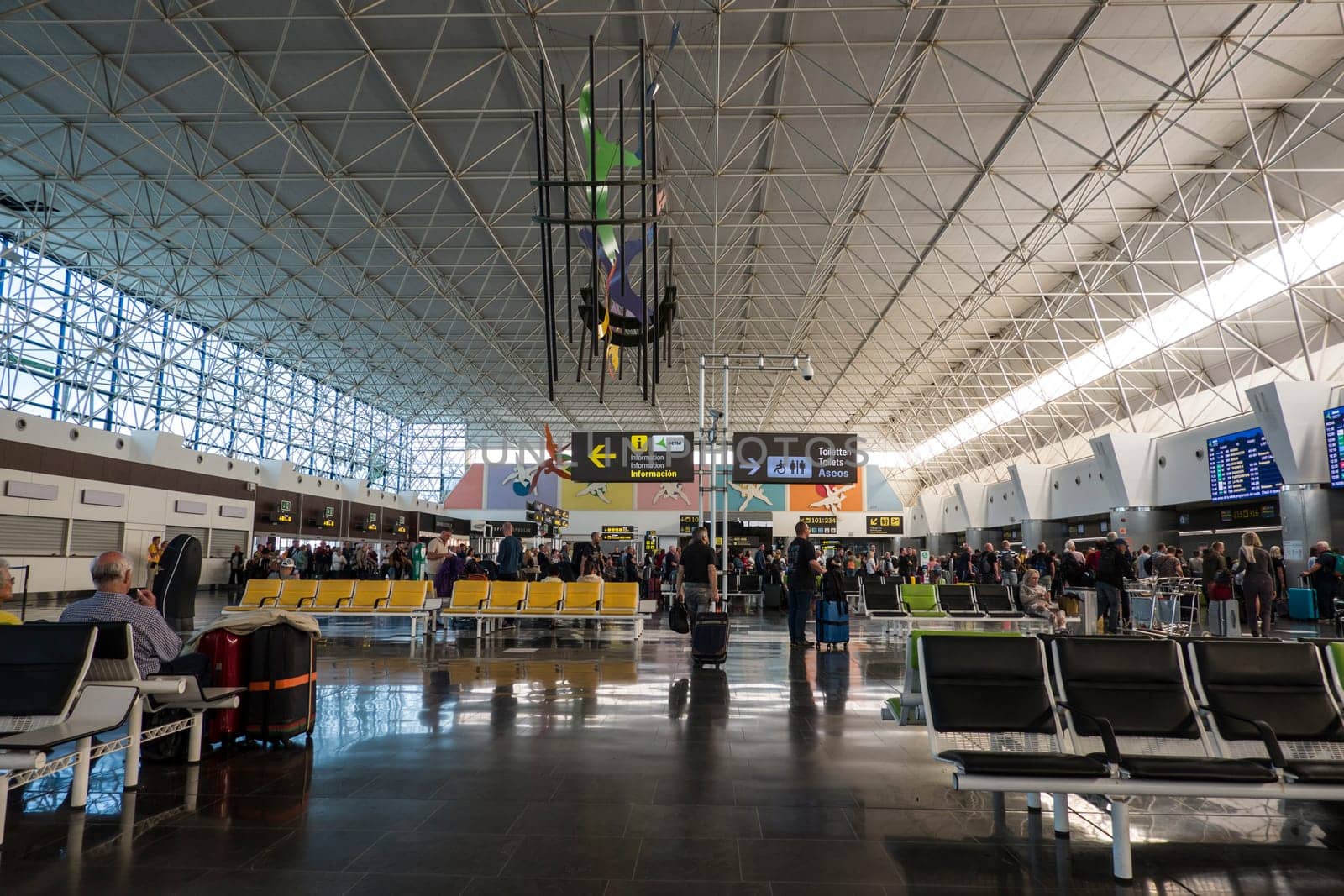 Warteschlangen beim Check-In am Flughafen - Symbolbild, Gran Canaria, Kanarische Inseln, Spanien