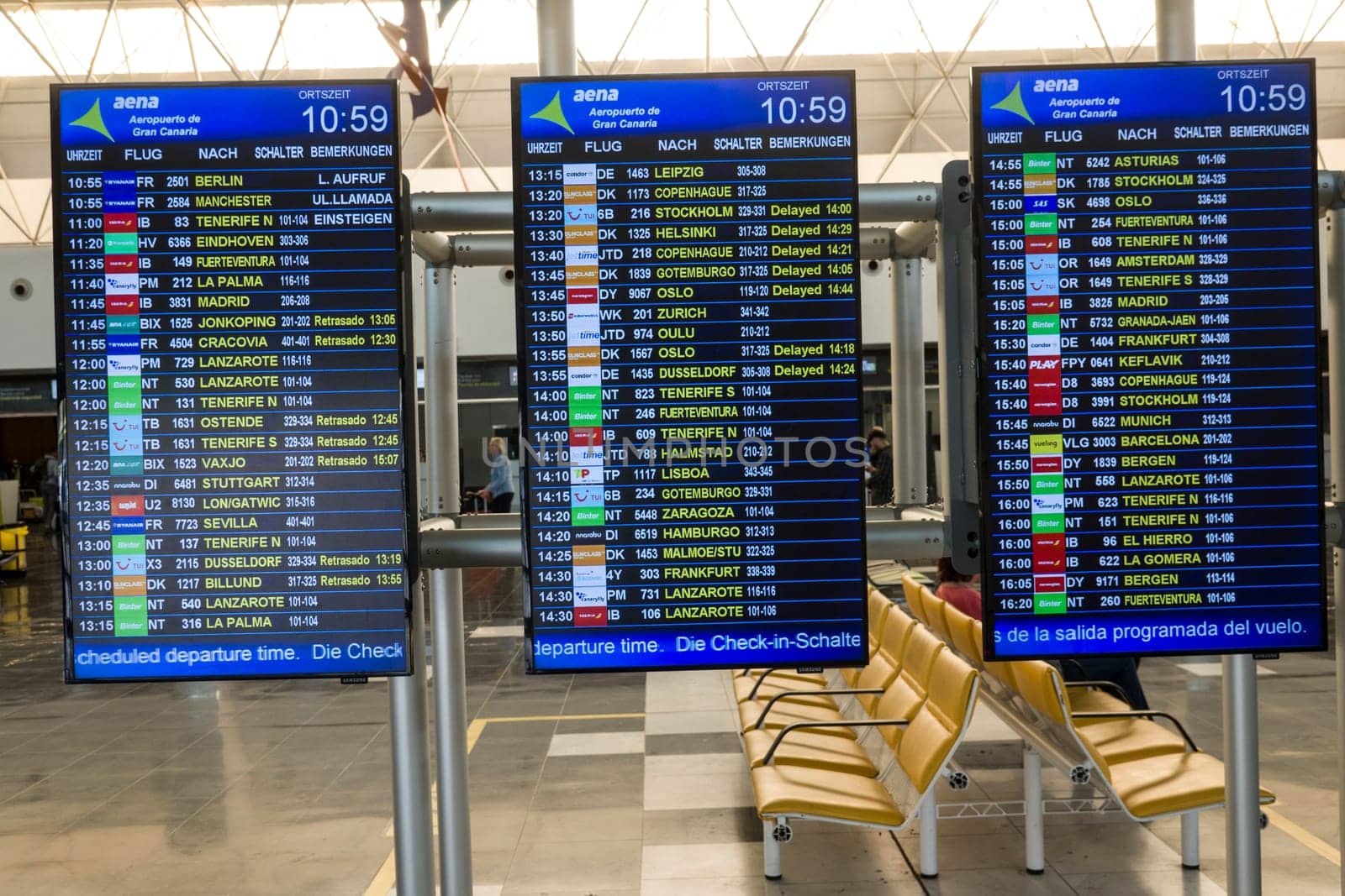 Anzeigetafel mit Flugplan am internationalen Flughafen, Gran Canaria, Kanarische Inseln, Spanien