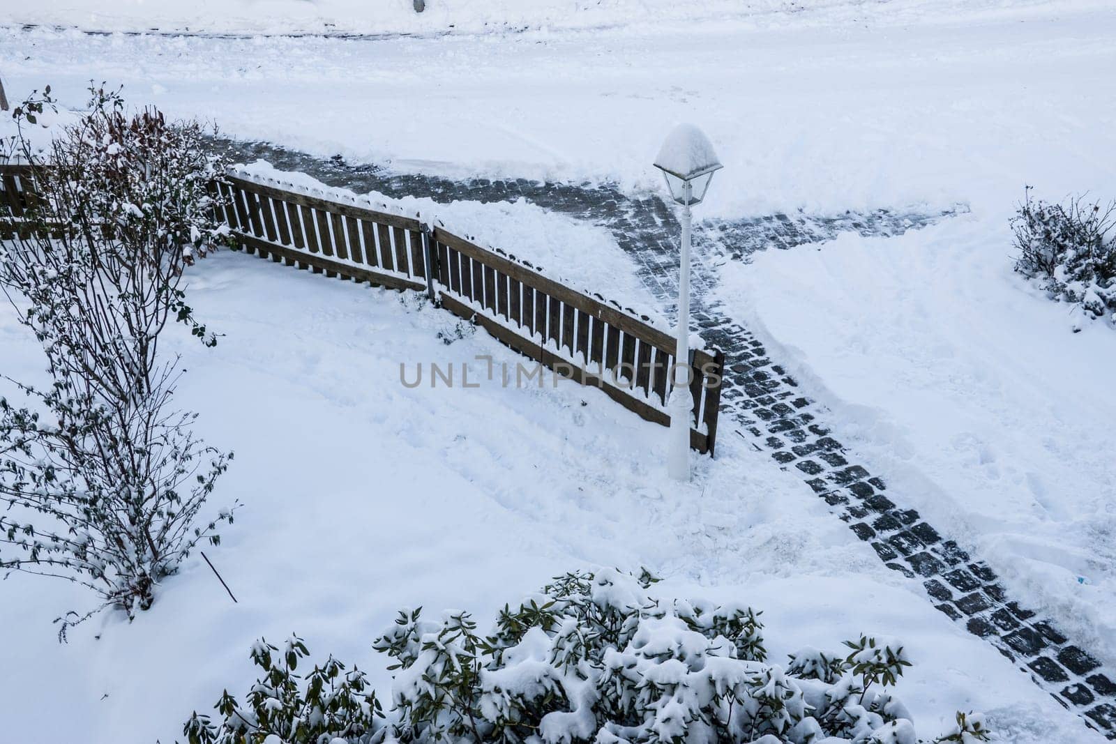 schmaler, vom Schnee befreiter Pfad, auf der Strasse