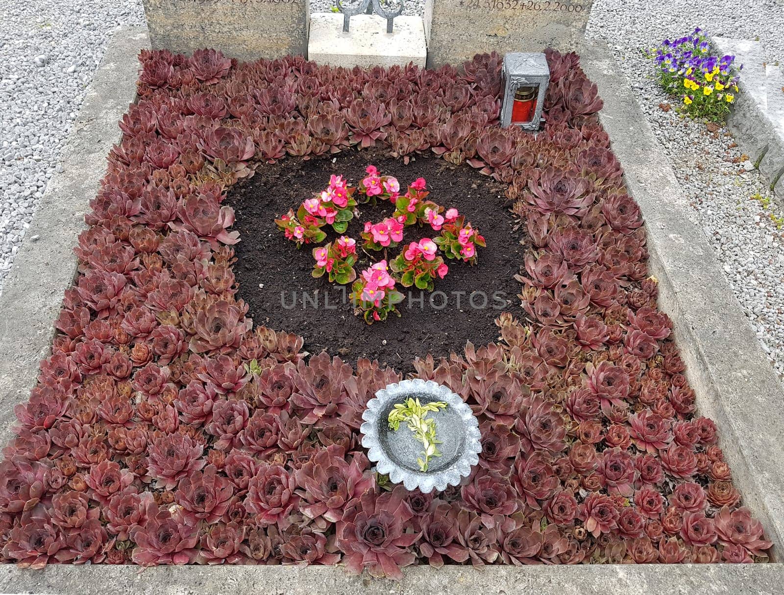 Grave design is very elaborate and often depends on the size of the grave. Grave design is very varied and often depends on the size of the grave.