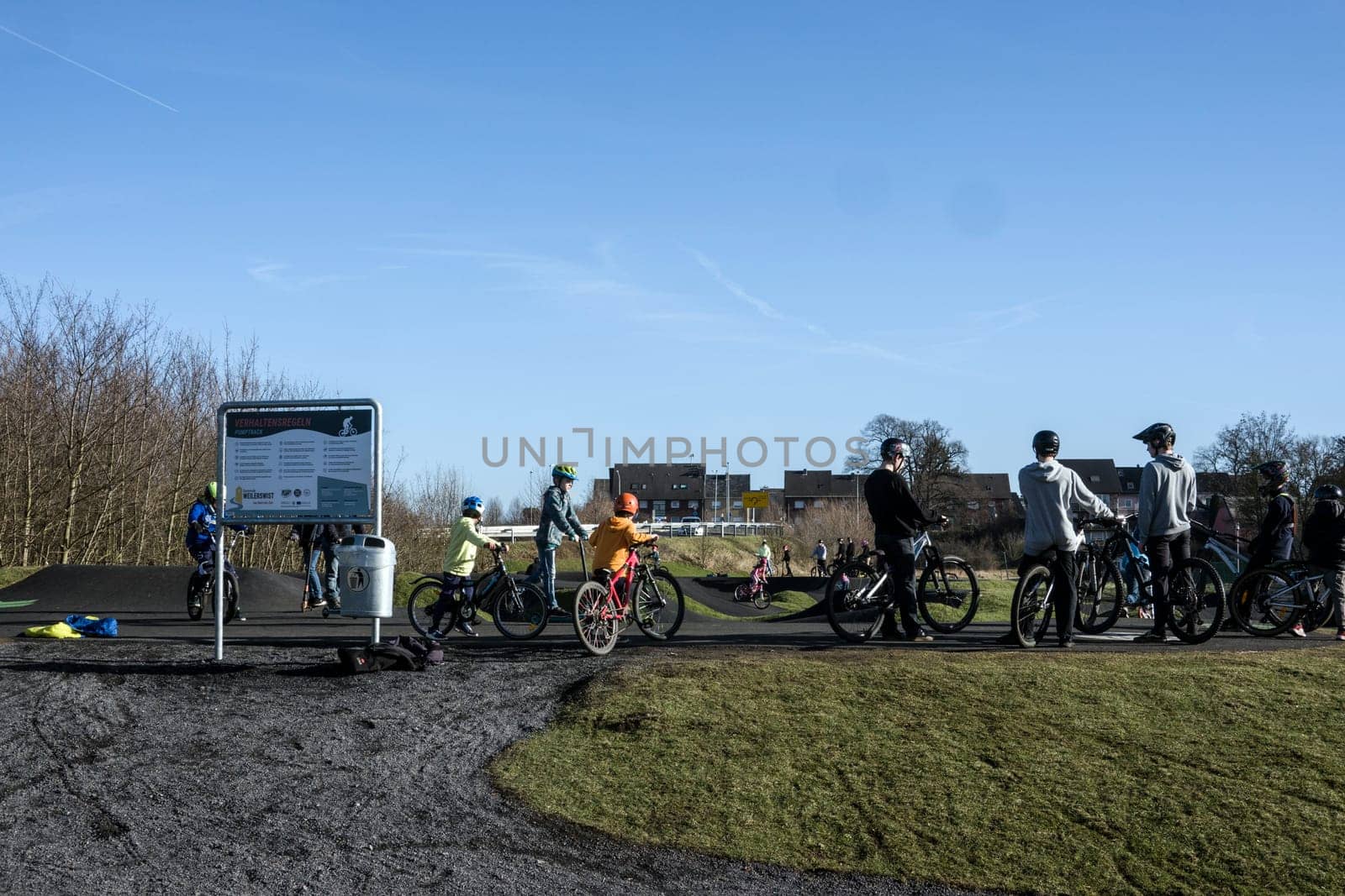 von zahlreichen Kindern und Jugendlichen besuchter Pumptrack, Nordrhein-Westfalen, Deutschland, Weilerswist