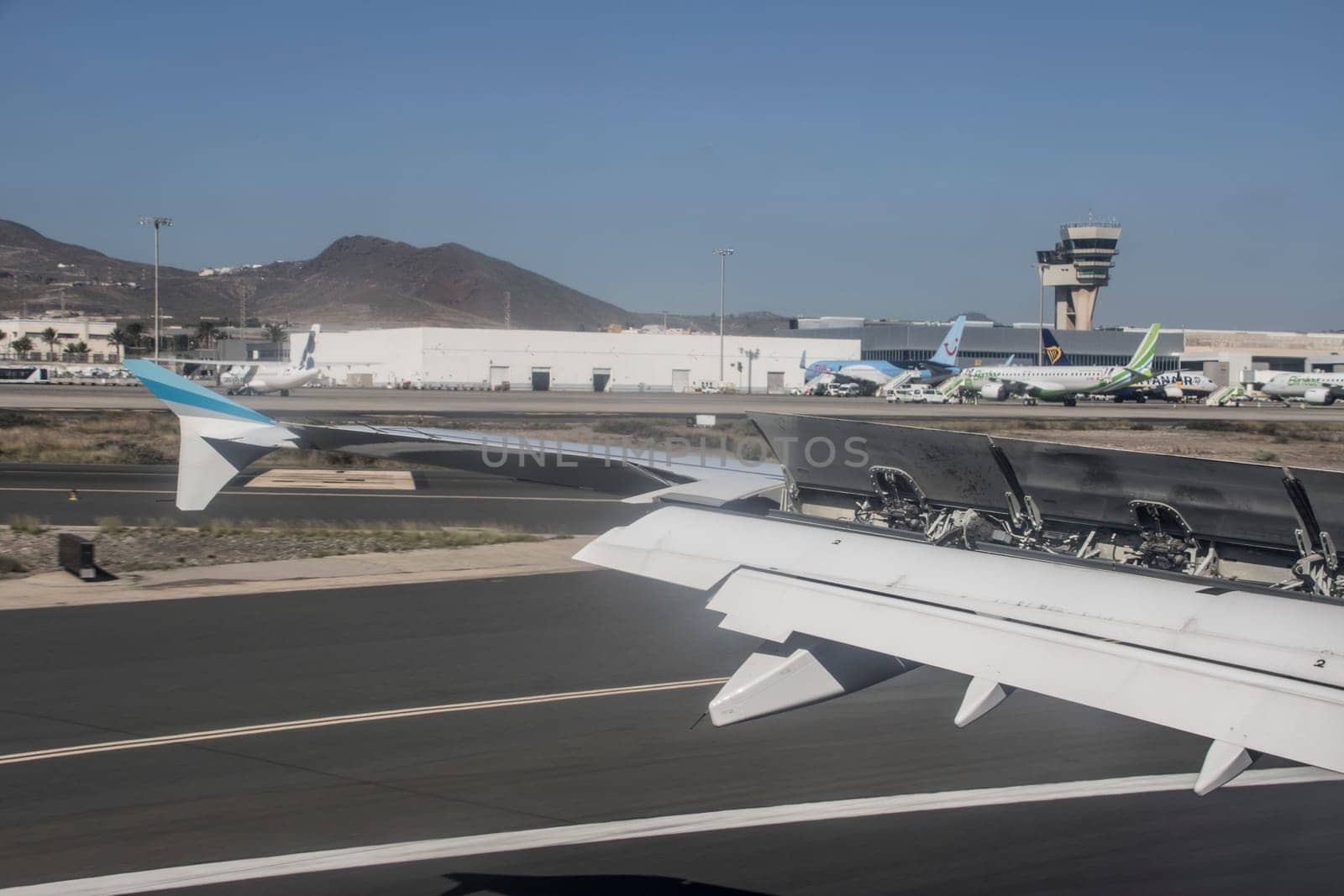 Aufgestellte Störklappen zur reduzierung der Geschwingigkeit beim Landeanflug