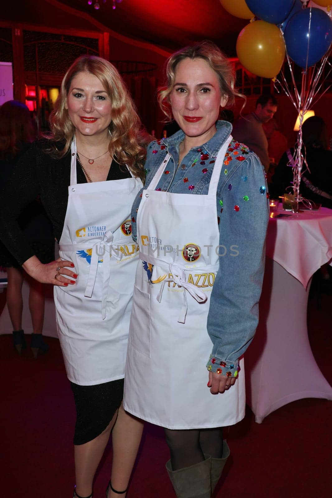 Sandra Quadflieg,Julia Kretschmer-Wachsmann,charity evening for the benefit of the air port of the Altona Children's Hospital at Cornelia Poletto's Palazzo at the Horner Rennbahn,Hamburg,31.01.2024