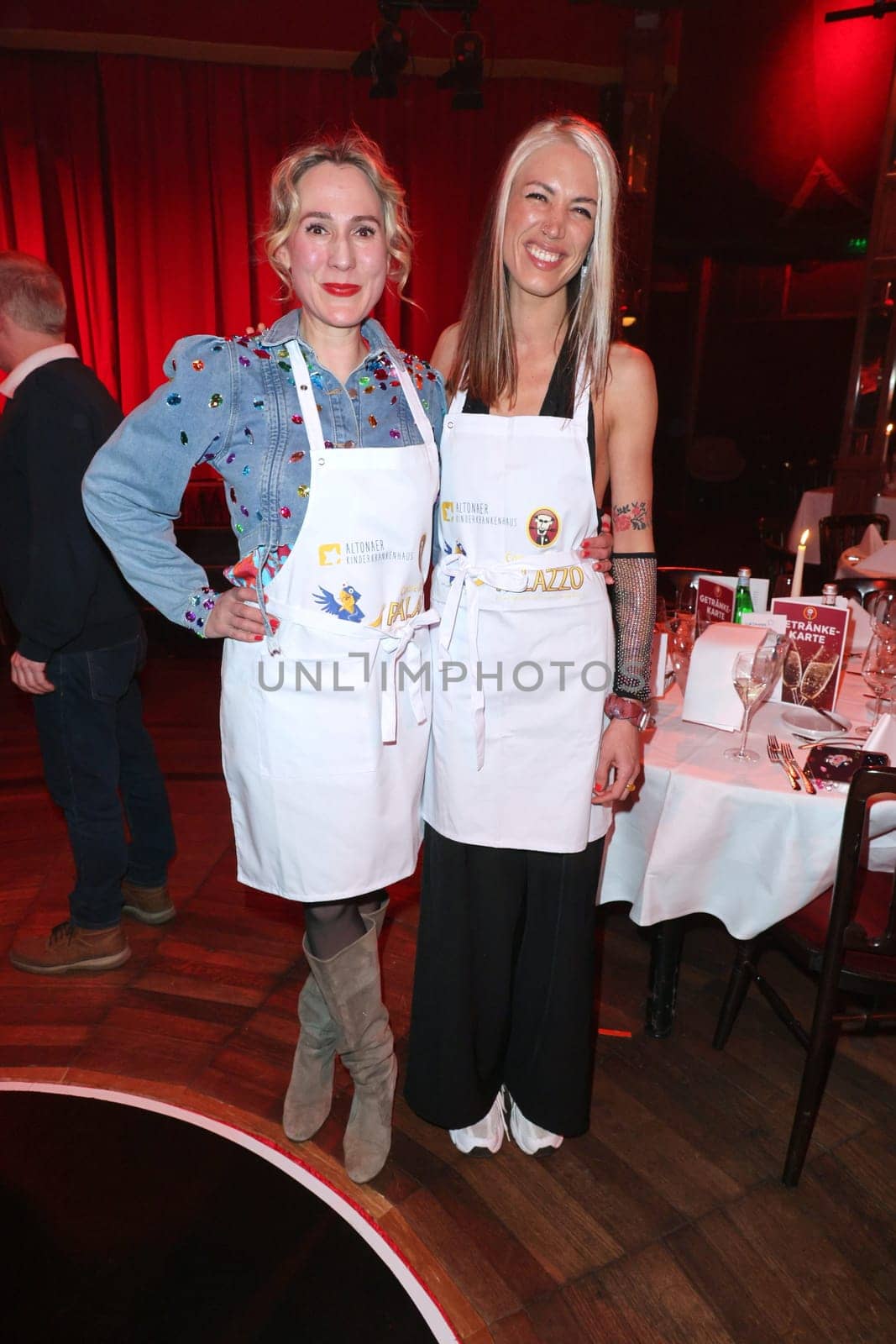 Julia Kretschmer-Wachsmann,Tessa Bergmeier,charity evening for the benefit of the air port of the Altona Children's Hospital at Cornelia Poletto's palazzo at the Horner Rennbahn,Hamburg,31.01.2024