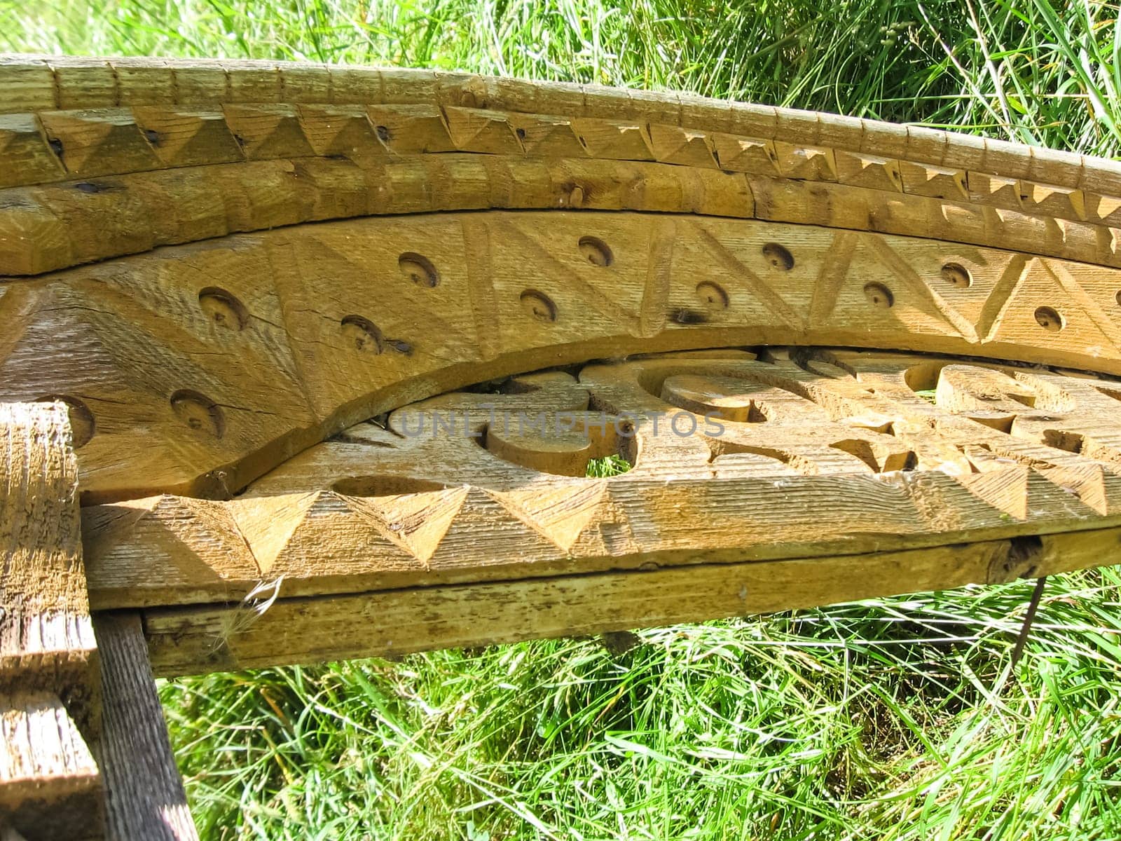 The device of a wooden clypeus. Clypeus window.