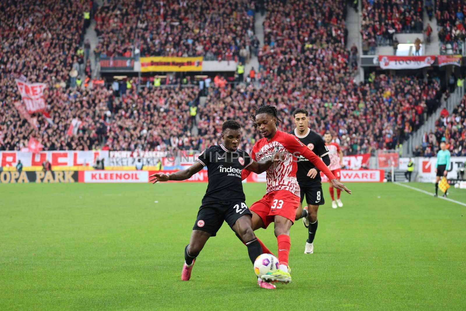 Duel vs Buta (SG Eintracht Frankfurt) and Jordy Makengo (SC Freiburg) in the match of the 1. FBL: 23-24: 22.  DFL REGULATIONS PROHIBIT ANY USE OF PHOTOGRAPHS AS IMAGE SEQUENCES AND/OR QUASI-VIDEONann  Photo: Joachim Hahne/johapress