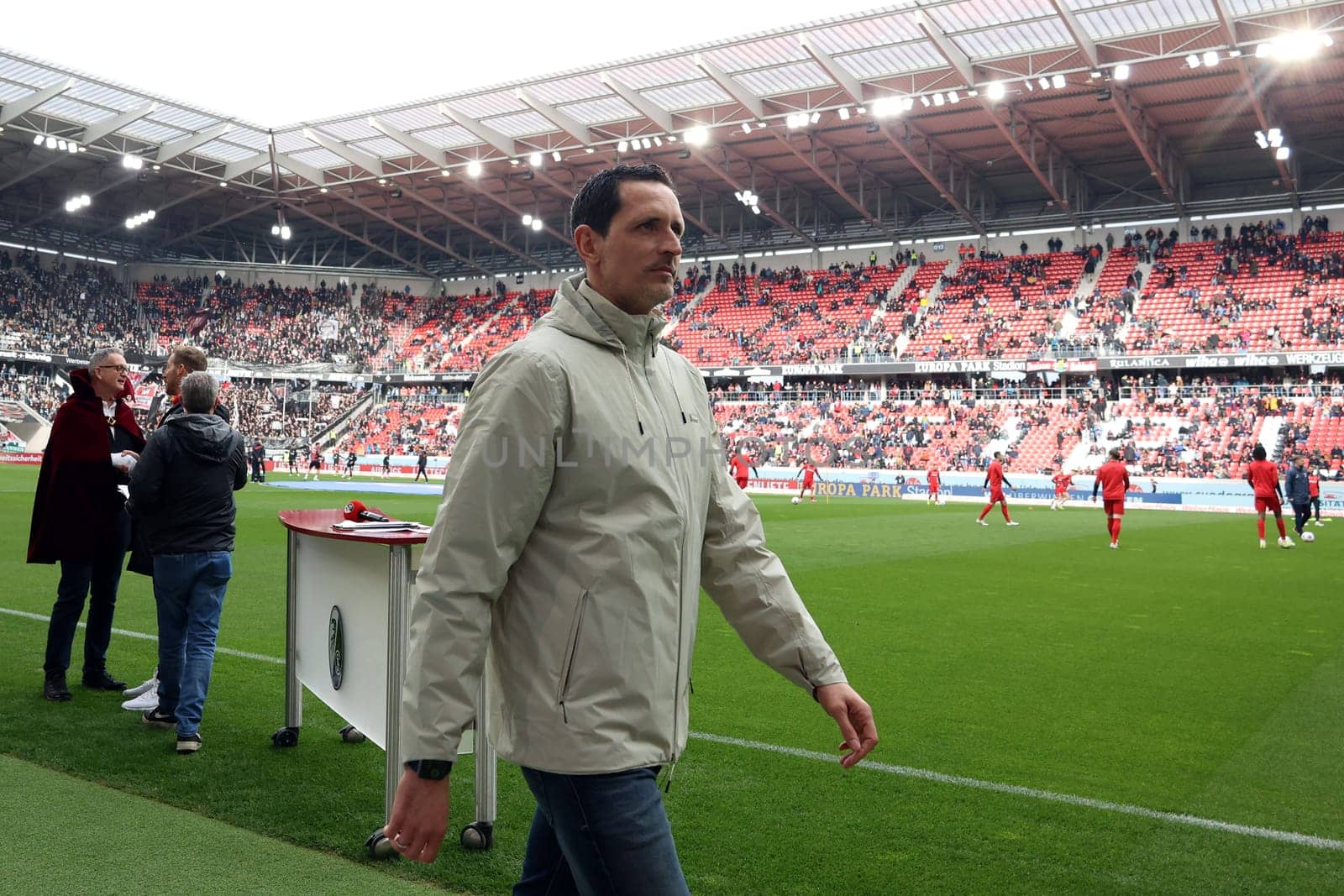 Coach Dino Toppmöller (SG Eintracht Frankfurt) at the match of the 1st FBL: 23-24: 22. Sptg. SC Freiburg - Eintracht Frankfurt  DFL REGULATIONS PROHIBIT ANY USE OF PHOTOGRAPHS AS IMAGE SEQUENCES AND/OR QUASI-VIDEONann  Photo: Joachim Hahne/johapress
