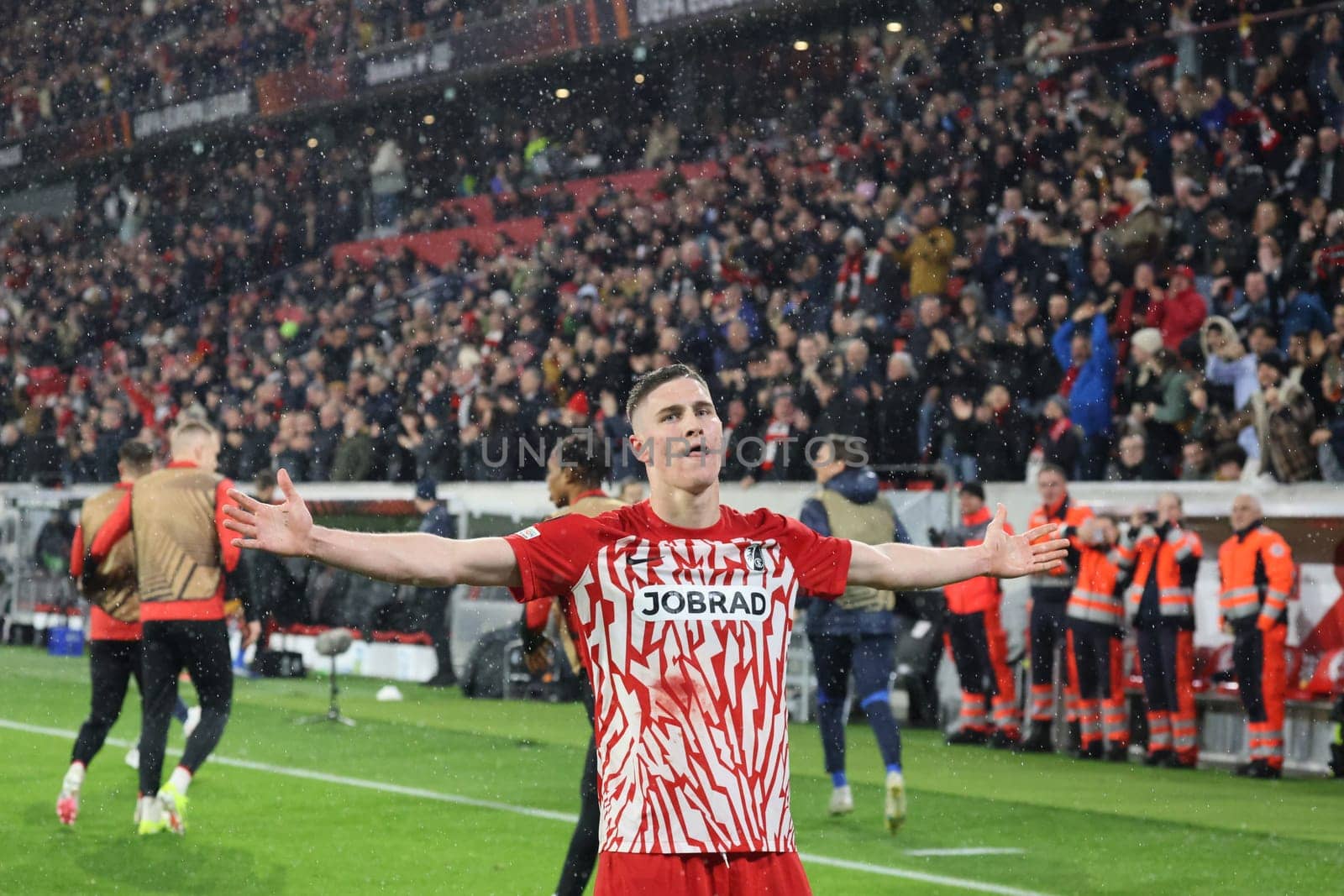 Roland Sallai (SC Freiburg) celebrates his goal to level the score at 2-2 in injury time in Soccer Europa League - Qualification 1/8 Final,SC Freiburg vs RC Lens