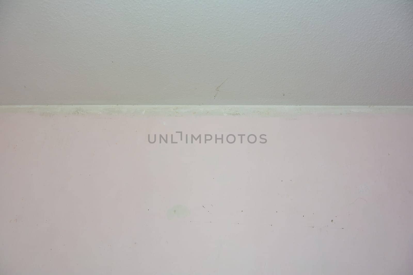 Pink walls with ceiling of an apartment during renovation