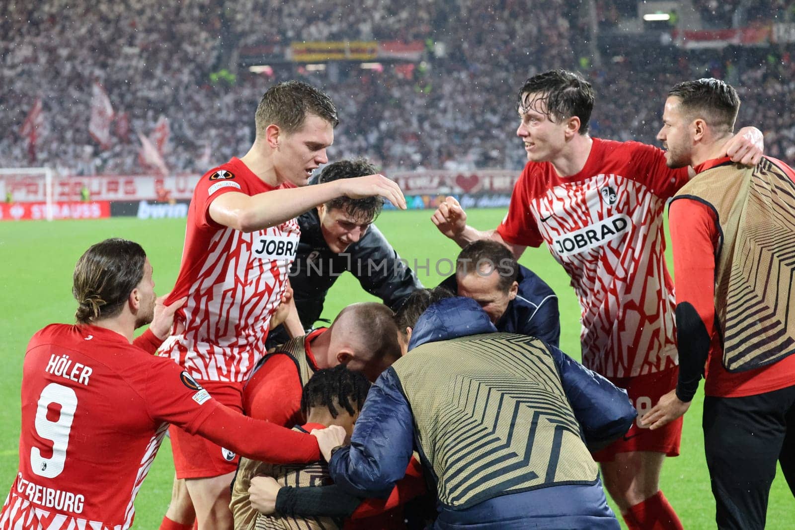 Jubilation,hustle and bustle,merriment - The Freiburg players celebrate the 2:2 equalizer of Torschuetze,goal scorer Roland Sallai (SC Freiburg) at the match of the Football Europa League - Qualification 1/8 Final,SC Freiburg vs RC Lens