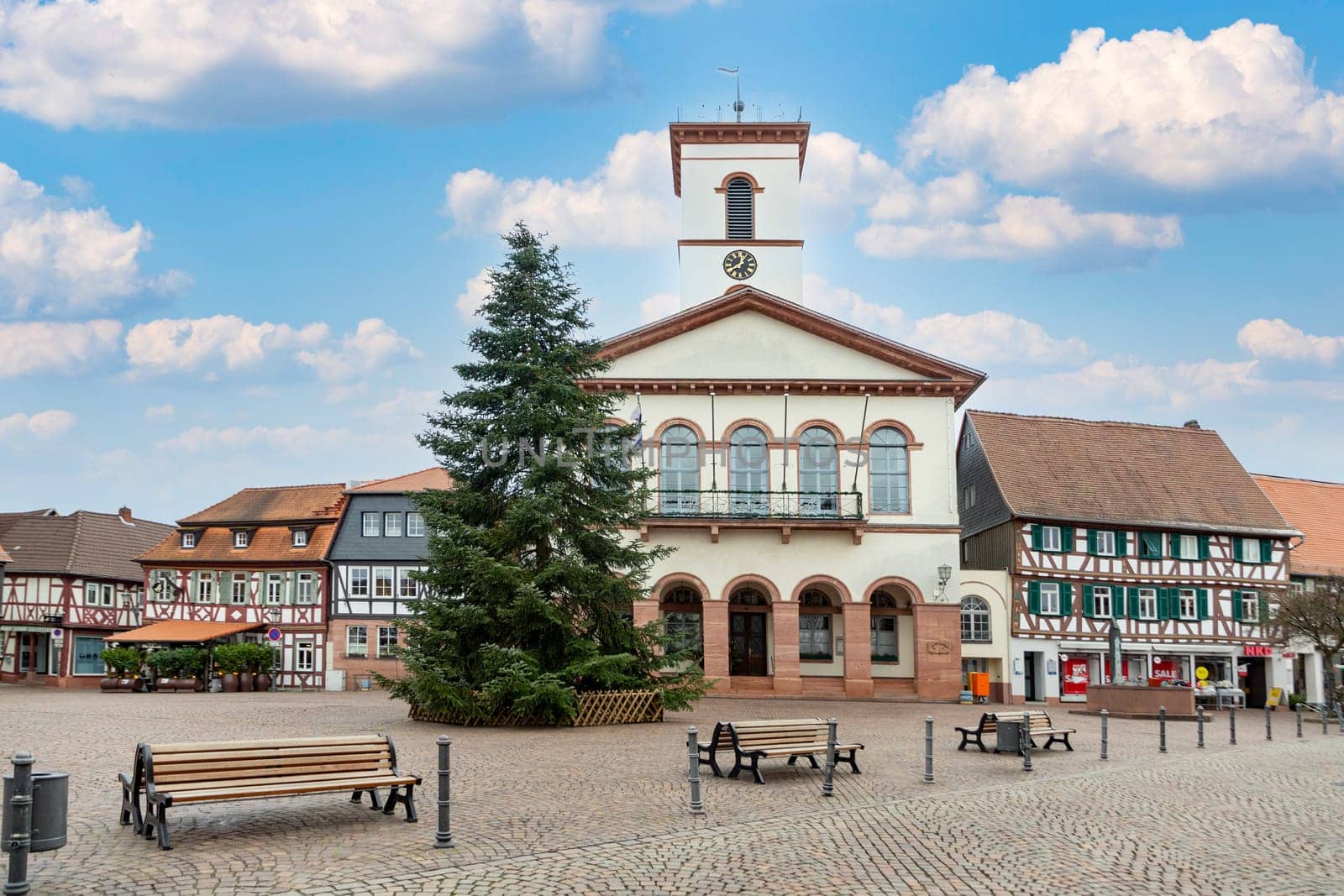 Seligenstadt, Germany - Januar 5, 2024: scenic historic city hall in Selgienstadt with view to market square and histocic half timbered houses..