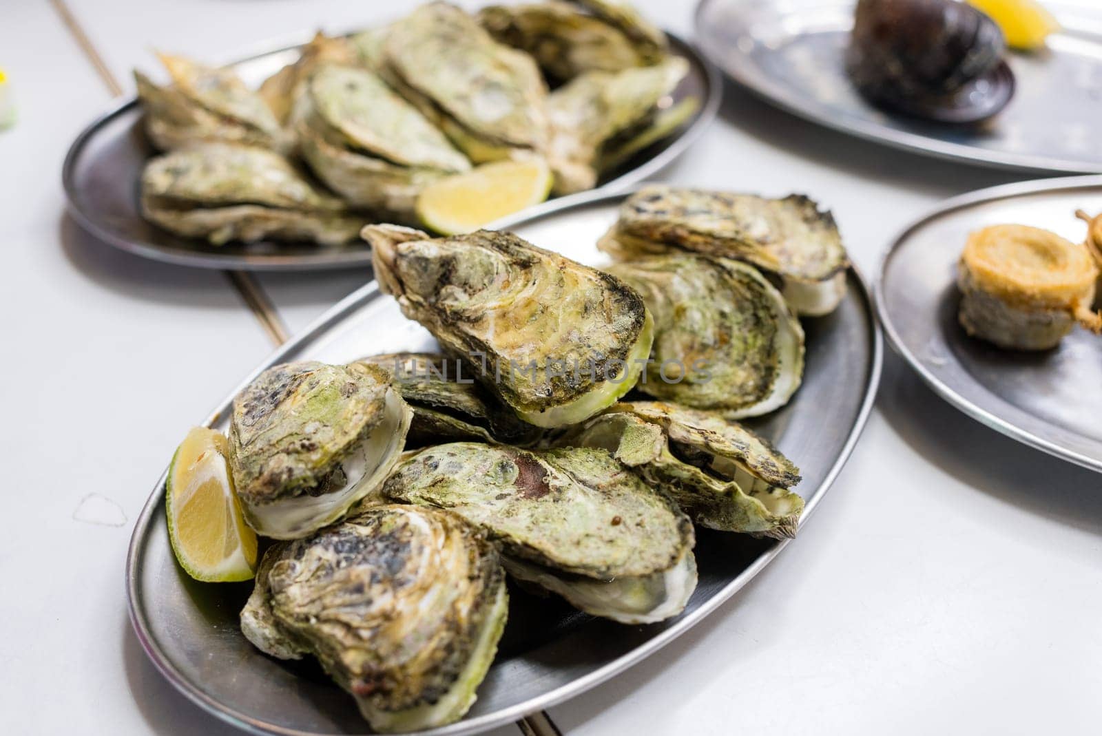 Grill oysters with lemon on the plate
