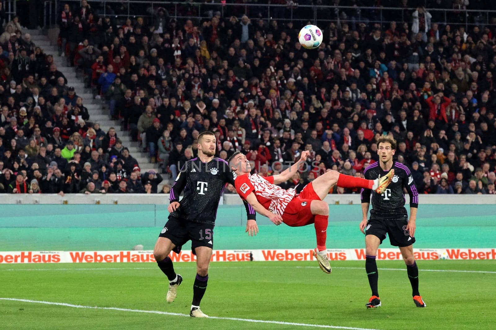 Roland Sallai (SC Freiburg) is almost horizontal in the air with a side-footed shot,Eric Dier (FC Bayern Munich) and Leon Goretzka (FC Bayern Munich) are the godfather of the Europa League - Qualification 1/8 Final,SC Freiburg vs RC Lens