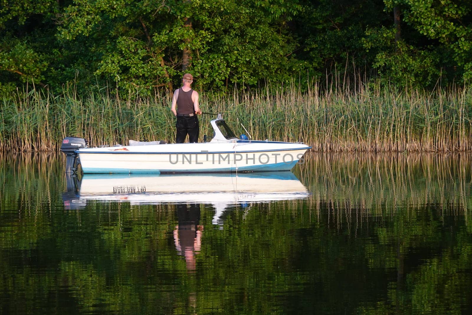 Angler mit Motorboot am Bikowsee, Brandenburg, Deutschland, Rheinsberg
