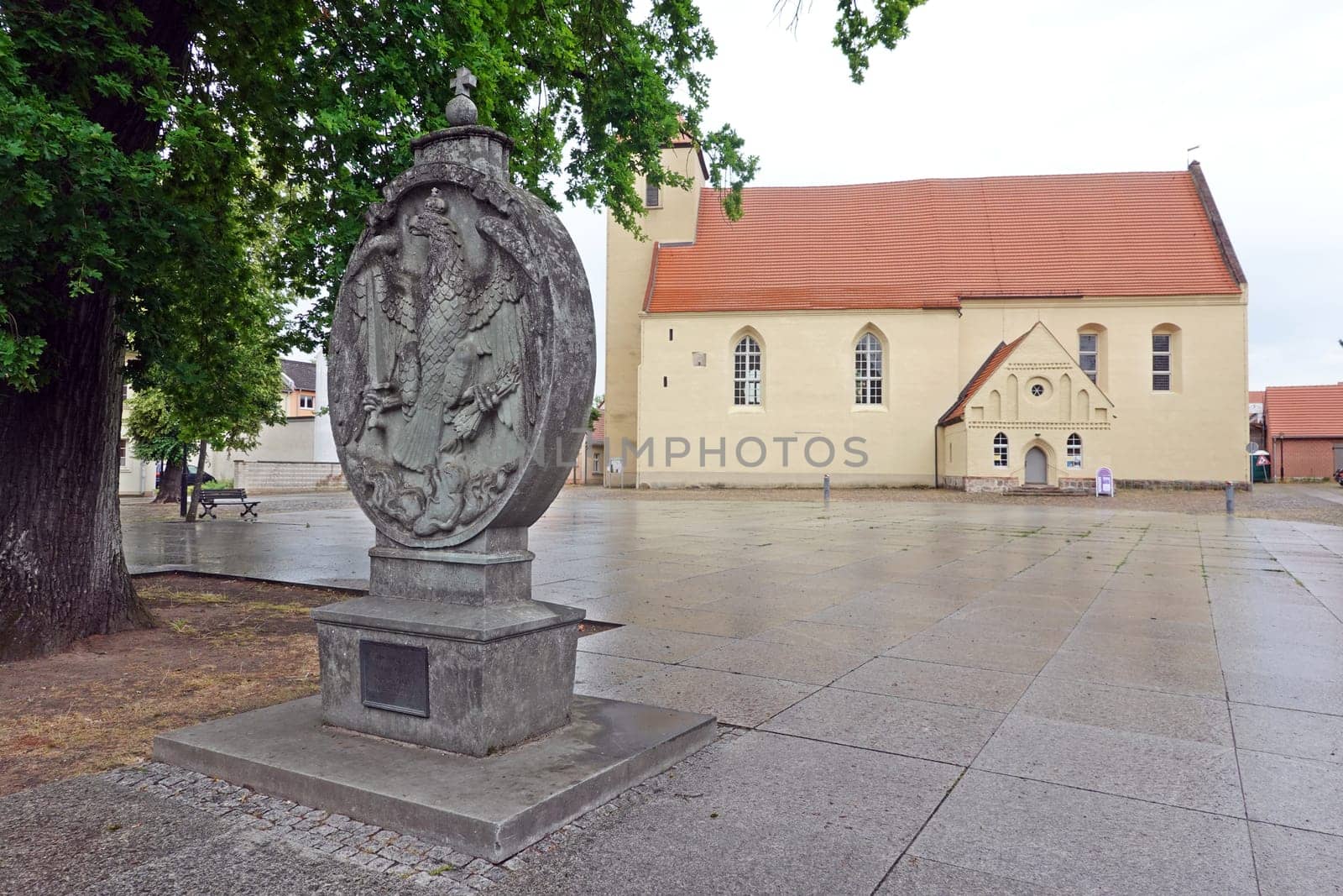 Gedenkstein für die Gefallenen des Ersten Weltkrieges, im Hintergrund die evangelische St. Laurentius Kirche, Brandenburg, Deutschland, Rheinsberg