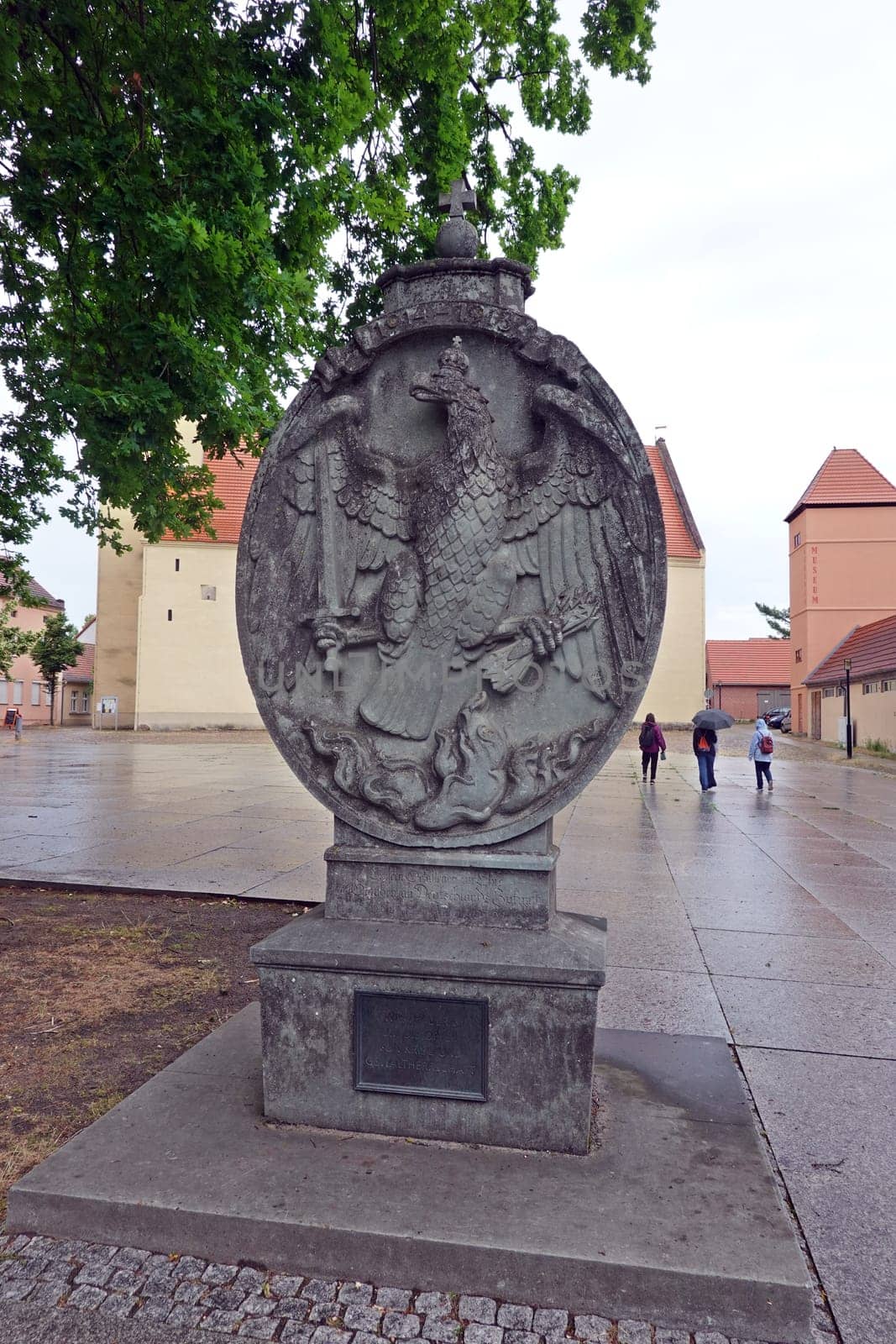 Gedenkstein für die Gefallenen des Ersten Weltkrieges, im Hintergrund die evangelische St. Laurentius Kirche, Brandenburg, Deutschland, Rheinsberg