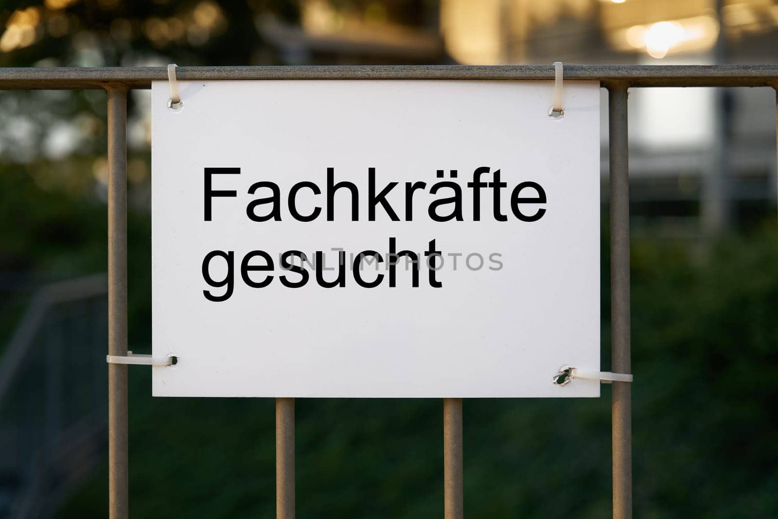 Sign with the German inscription Fachkräfte gesucht, as a reference to the shortage of skilled workers in Germany. Translation: Skilled workers wanted