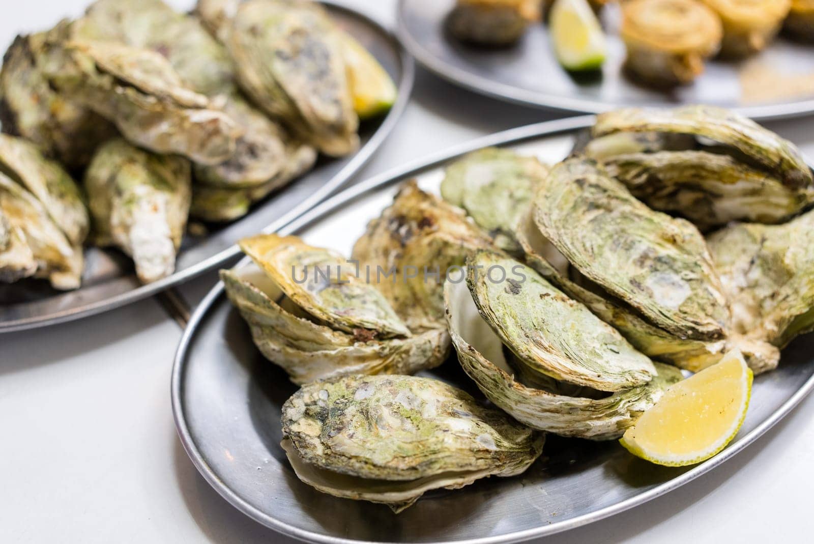 Grill oysters with lemon on the plate