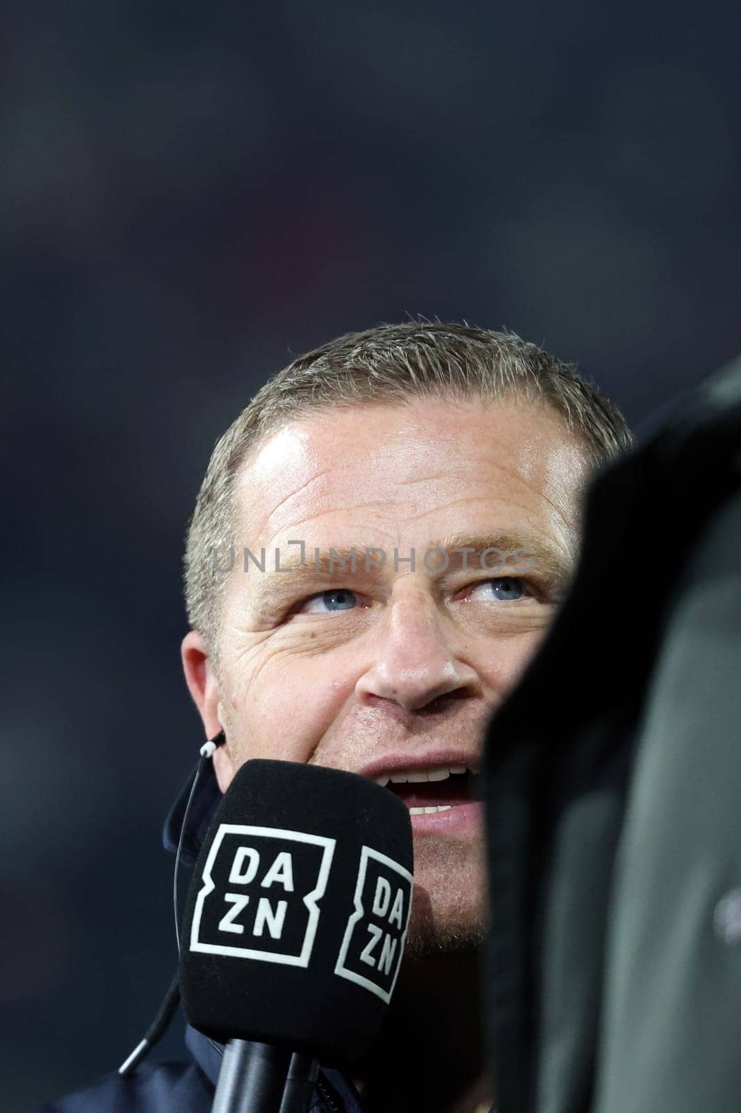 Max Eberl (sporting director FC Bayern Munich) at the DAZN microphone at the match of the 1st FBL: 23-24: 24.  DFL REGULATIONS PROHIBIT ANY USE OF PHOTOGRAPHS AS IMAGE SEQUENCES AND/OR QUASI-VIDEONann  Photo: Joachim Hahne/johapress