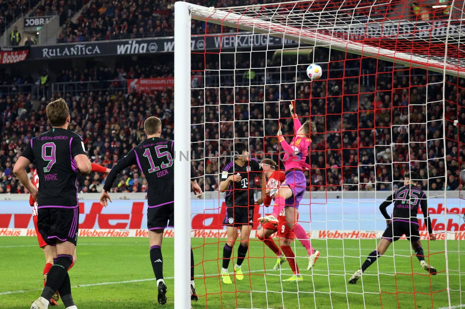 Goalkeeper Manuel Neuer (FC Bayern Munich) made a save in the match of the 1st FBL: 23-24: 24. Sptg. SC Freiburg - FC Bayern Munich  DFL REGULATIONS PROHIBIT ANY USE OF PHOTOGRAPHS AS IMAGE SEQUENCES AND/OR QUASI-VIDEONann  Photo: Joachim Hahne/johapress