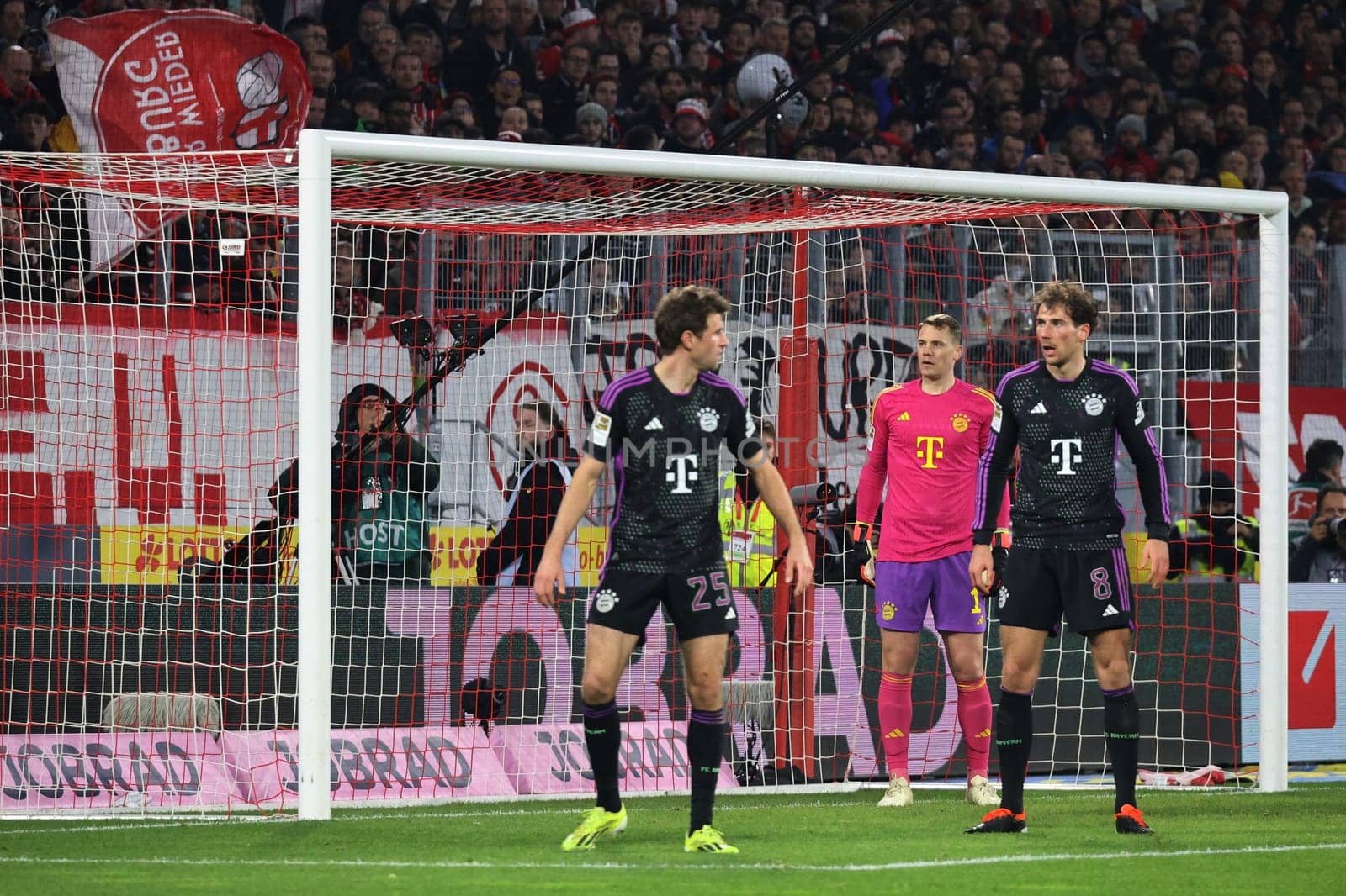 Consternated Bayern players,v.li. Thomas Müller (FC Bayern Munich),goalkeeper Manuel Neuer (FC Bayern Munich) and Leon Goretzka (FC Bayern Munich) at the match of the 1st FBL: 23-24: 24.  DFL REGULATIONS PROHIBIT ANY USE OF PHOTOGRAPHS AS IMAGE SEQUENCES AND/OR QUASI-VIDEONann  Photo: Joachim Hahne/johapress