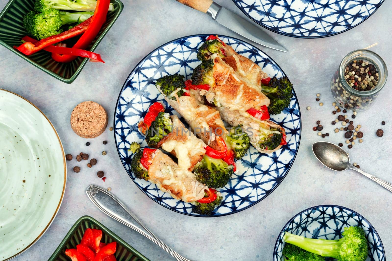 Appetizing meat rolls with broccoli and bell pepper.