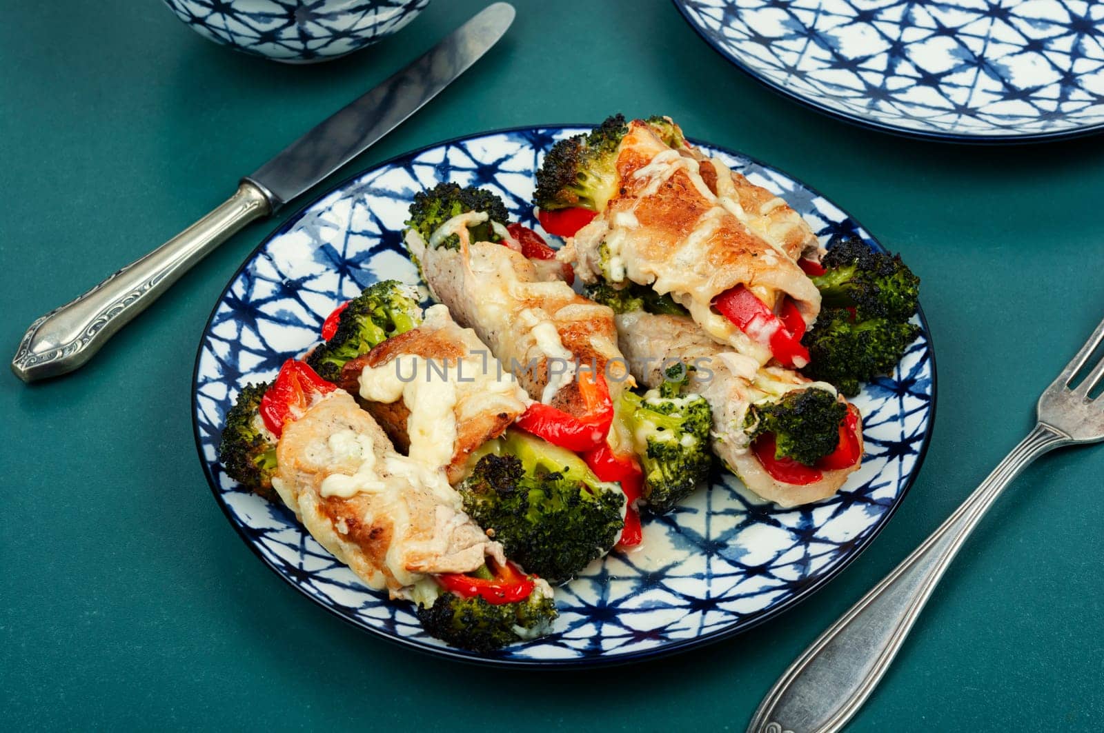 Appetizing meat rolls with broccoli and bell pepper.