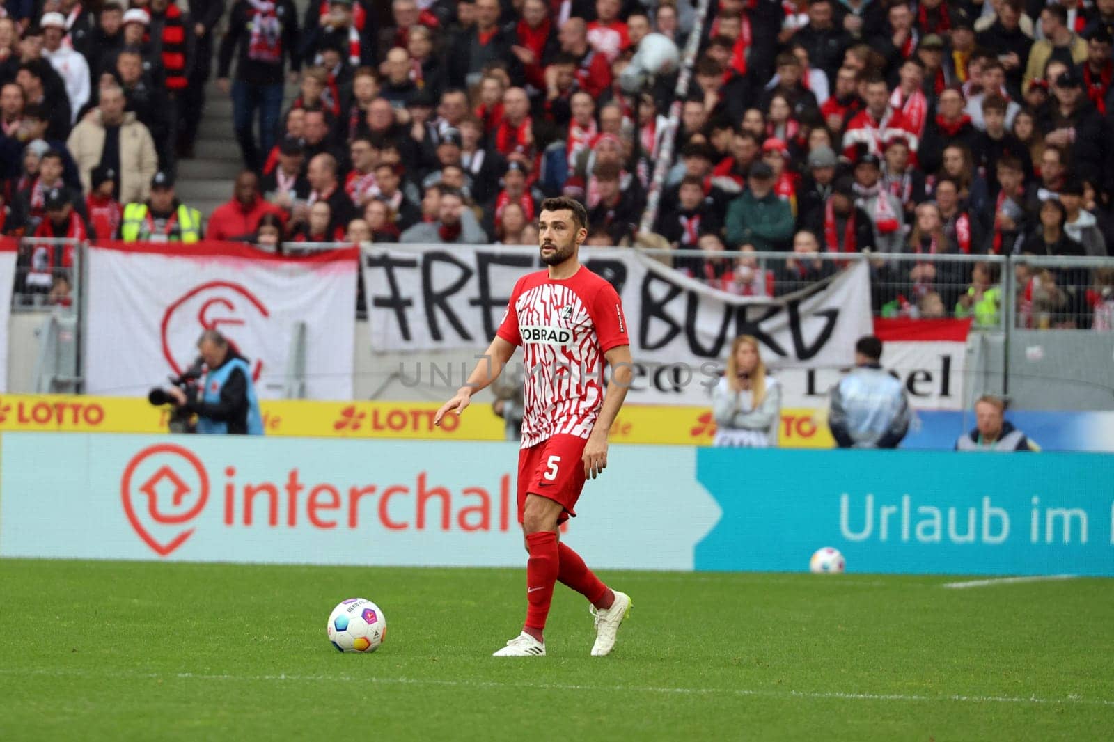 Manuel Gulde (SC Freiburg) during the match of the 1. FBL: 23-24: 26. Sptg. SC Freiburg - Bayer 04 Leverkusen  DFL REGULATIONS PROHIBIT ANY USE OF PHOTOGRAPHS AS IMAGE SEQUENCES AND/OR QUASI-VIDEONann  Photo: Joachim Hahne/johapress